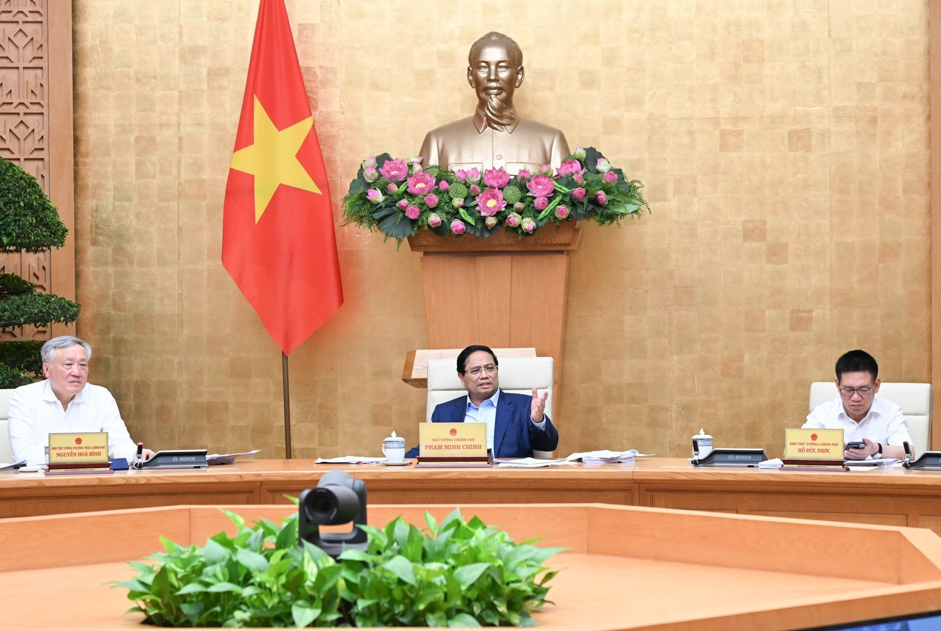 Le PM Pham Minh Chinh (au milieu) lors de la réunion du gouvernement le 5 octobre. Photo : Thanh Hai/NDEL