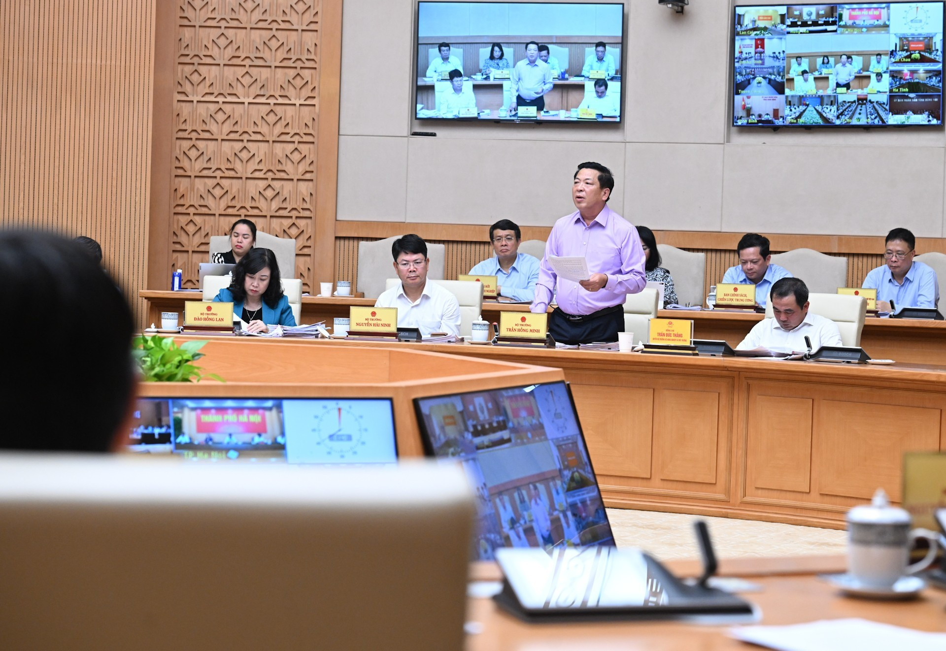 Le ministre vietnamien de la Construction, Tran Hong Minh (debout), prend la parole lors de la réunion. Photo : Thanh Hai/NDEL