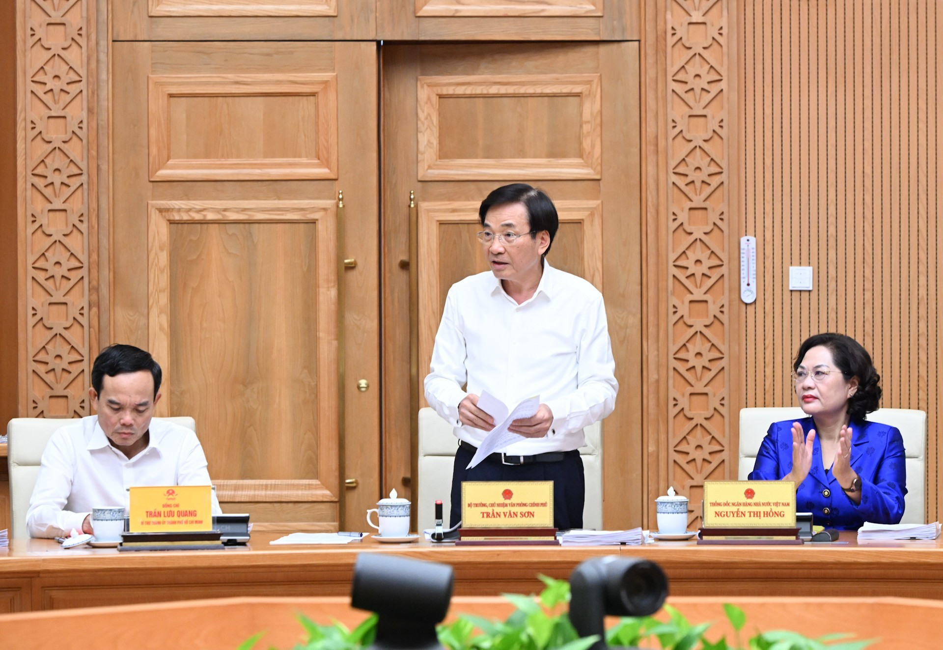 Le ministre Tran Van Son, chef du cabinet gouvernemental (debout), fait son rapport lors de la réunion. Photo : Thanh Hai/NDEL