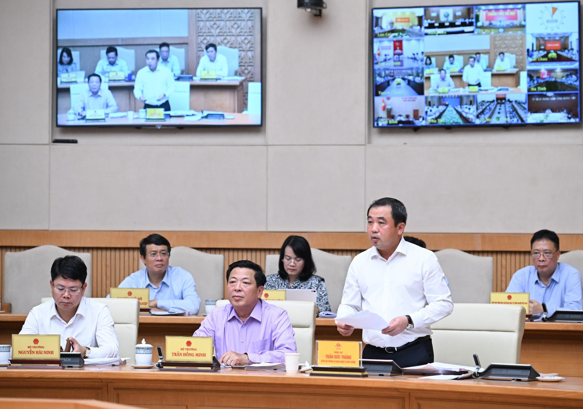 Le ministre par intérim de l&apos;Agriculture et de l&apos;Environnement, Tran Duc Thang (debout), prend la parole lors de la réunion. Photo : Thanh Hai/NDEL