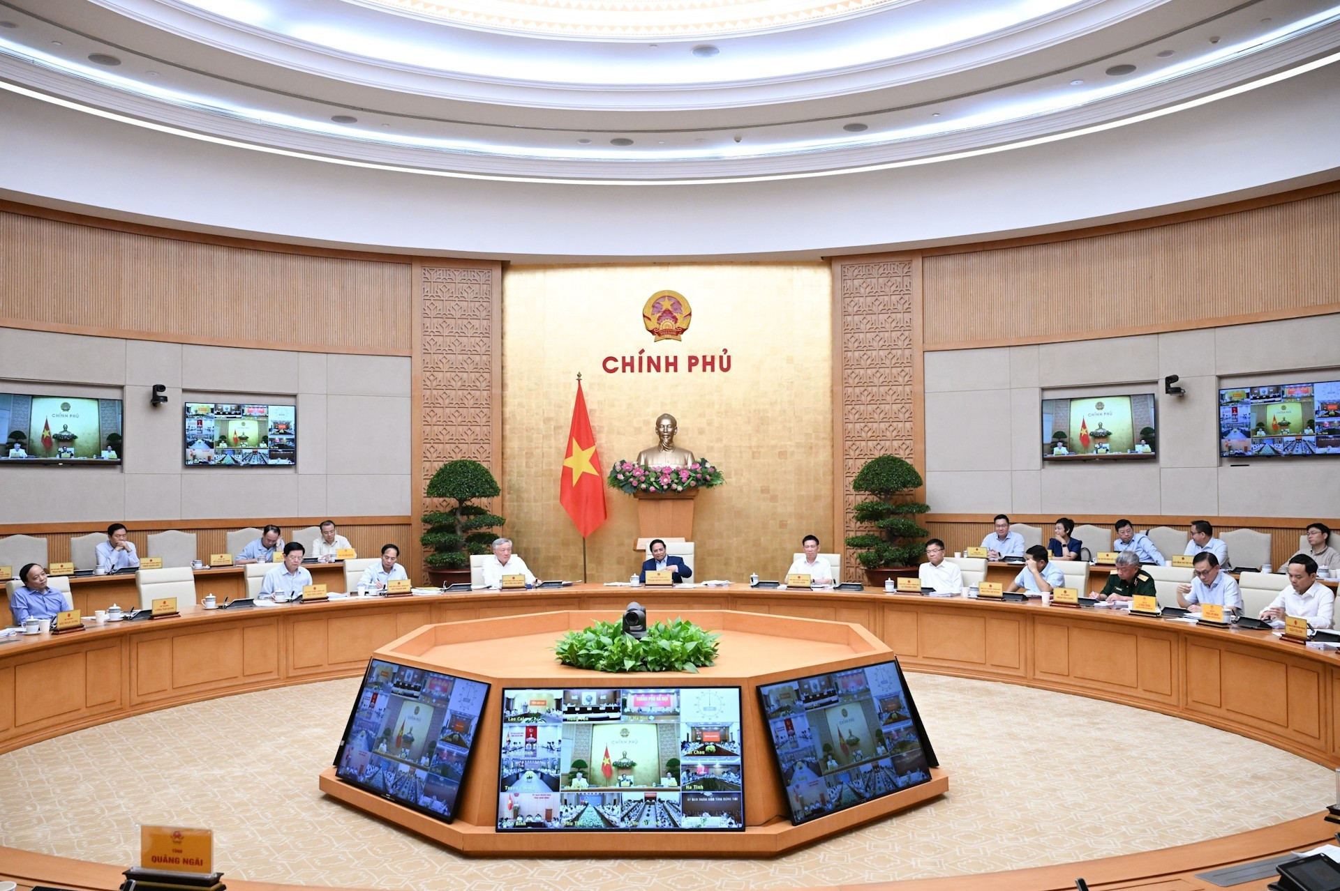 Vue d’ensemble de la séance de travail du gouvernement. Photo : Thanh Hai/NDEL