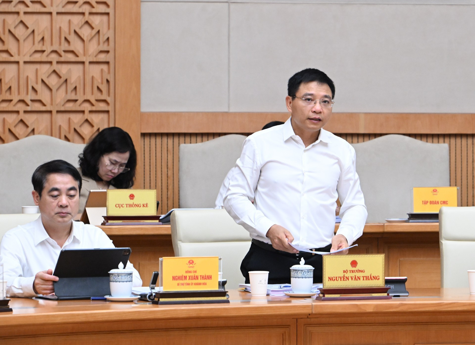 Le ministre vietnamien des Finances, Nguyen Van Thang (debout), prend la parole lors de la réunion. Photo : Thanh Hai/NDEL