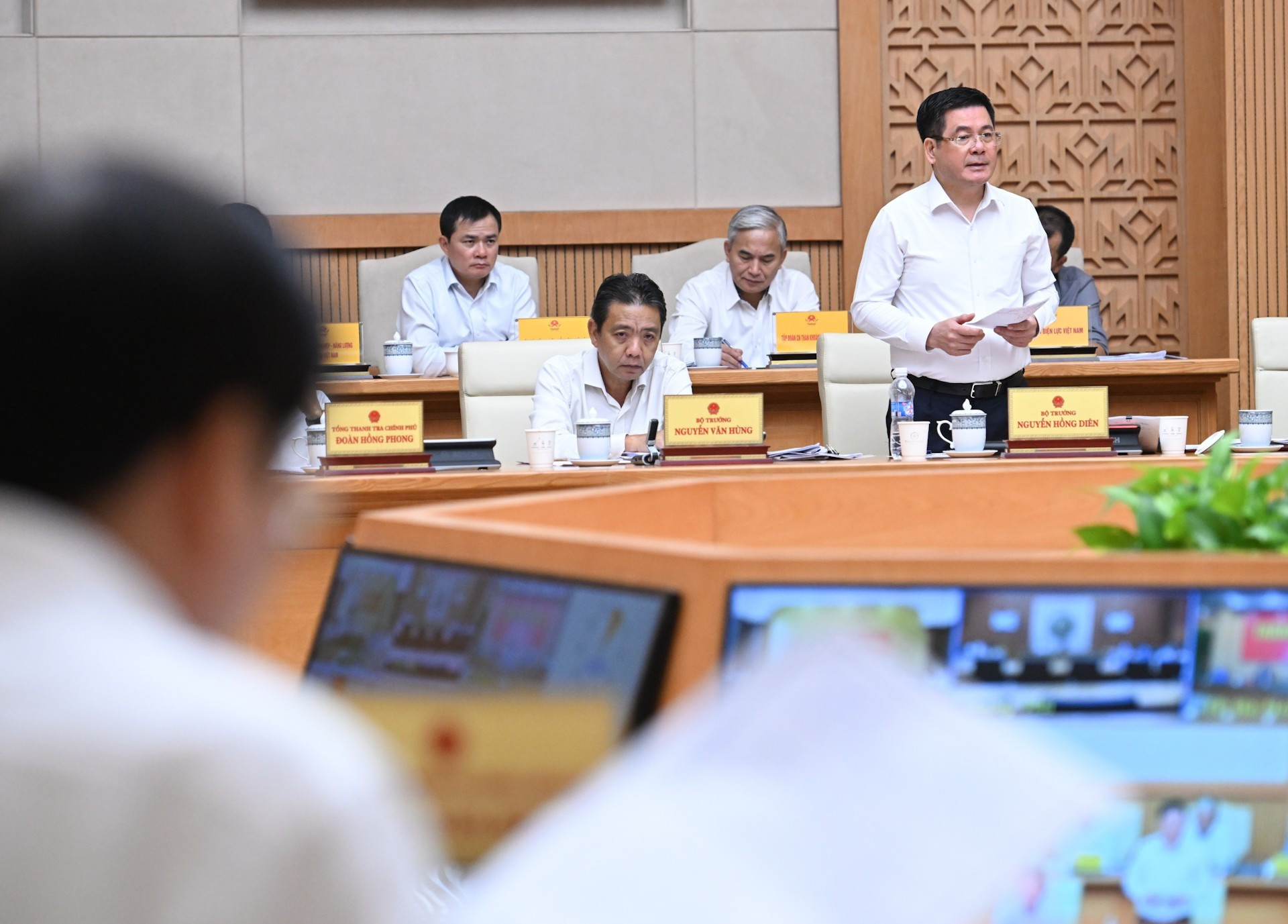 Le ministre vietnamien de l&apos;Industrie et du Commerce, Nguyen Hong Dien (debout), prend la parole lors de la réunion.Photo : Thanh Hai/NDEL