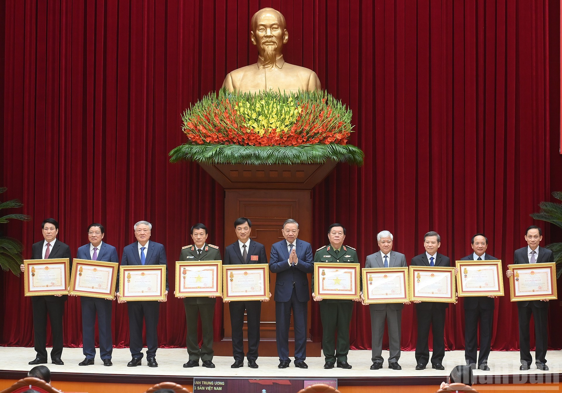 Le secrétaire général du Parti, Tô Lâm (au milieu), remet les Ordres de l&apos;indépendance de première, deuxième et troisième classe, ainsi que les Ordres du mérite militaire de deuxième et troisième classe. Photo : Dang Khoa/NDEL