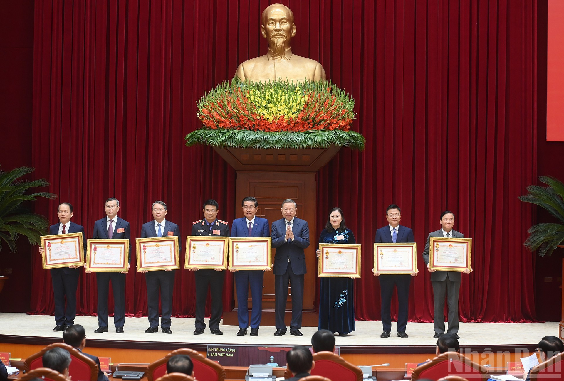 Le secrétaire général du Parti, Tô Lâm, remet l&apos;Ordre de l&apos;indépendance de troisième classe et l&apos;Ordre du travail de première classe. Photo : Dang Khoa/NDEL