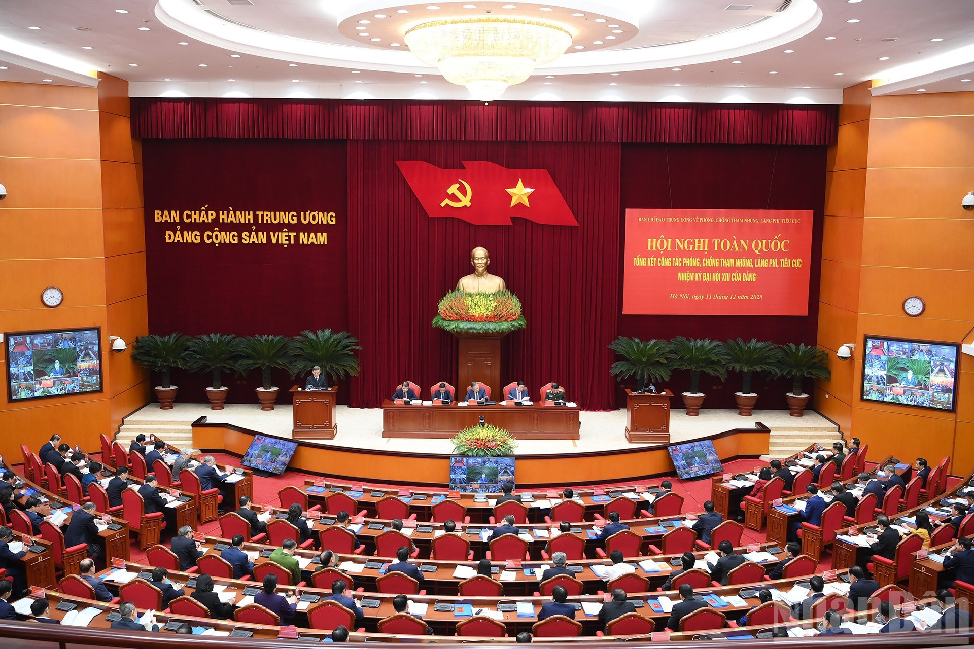 Vue générale de la conférence nationale consacrée au bilan du combat anti-corruption durant le XIIIᵉ mandat du Parti. Photo : Dang Khoa/NDEL