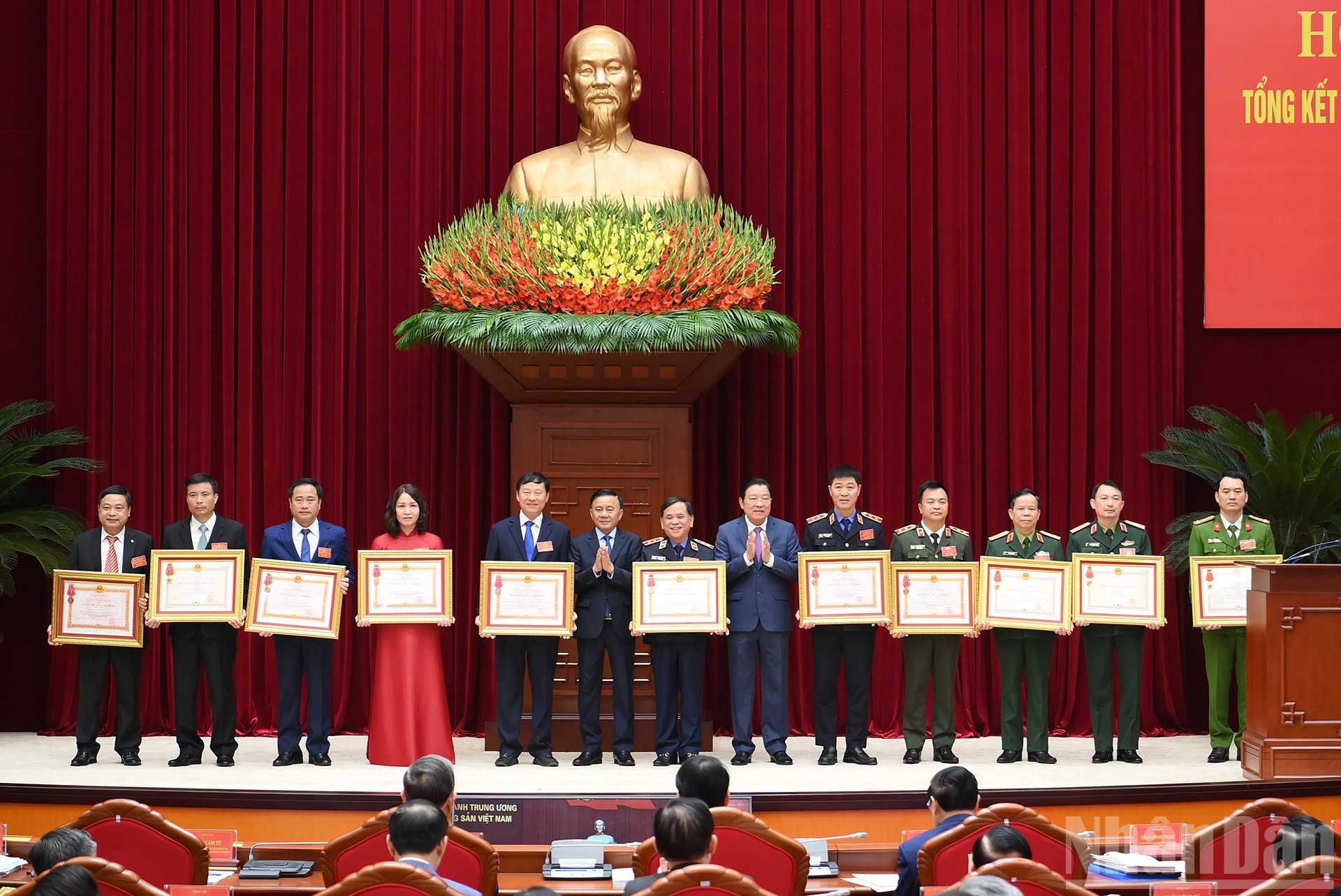 Tran Cam Tu, permanent du Secrétariat du Comité central du Parti, et Phan Dinh Trac, président de la Commission centrale des affaires intérieures, remettent les Ordres de travail de première, deuxième et troisième classe à des personnes ayant réalisé des performances exceptionnelles. Photo : Dang Khoa/NDEL