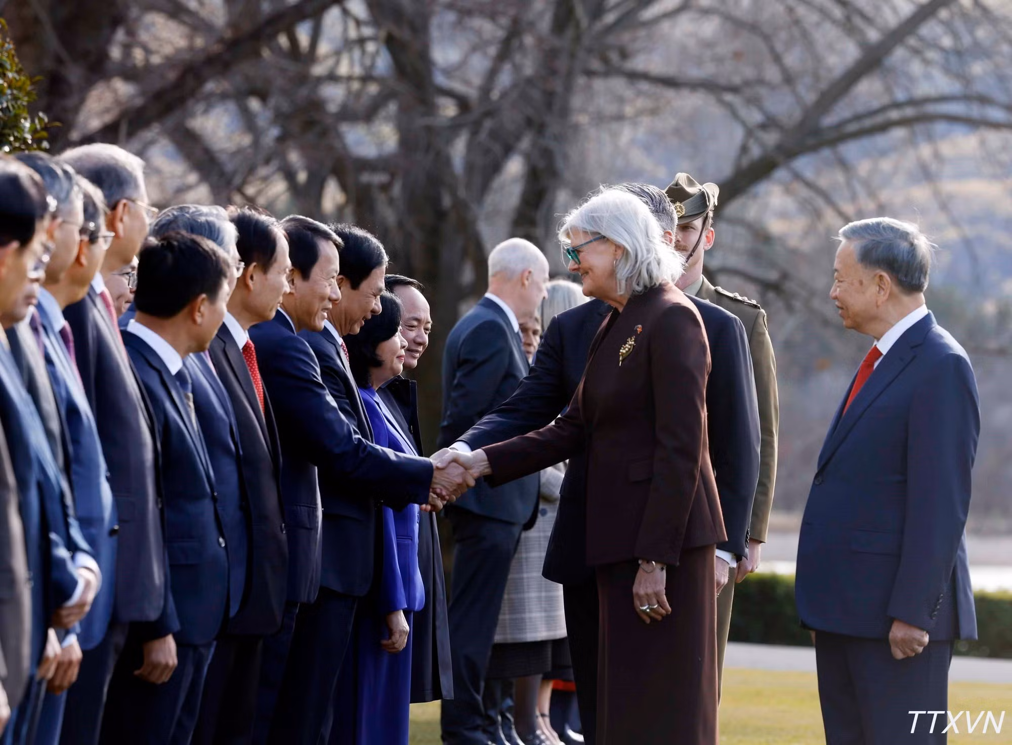 Le secrétaire général du PCV et président de la République, To Lam, présente les membres de la délégation vietnamienne de haut rang l'accompagnant à la gouverneure générale d'Australie. Photo : VNA