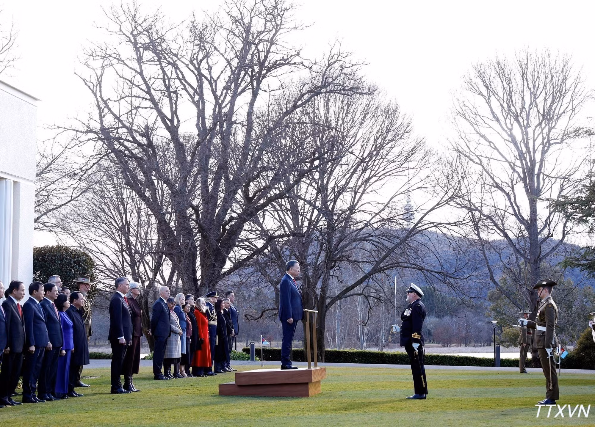 À l’arrivée du cortège à Government House, la gouverneure générale Sam Mostyn a chaleureusement accueilli le secrétaire général du PCV et président vietnamien, To Lam, tandis qu’une salve de 21 coups de canon retentissait en son honneur. Photo : VNA