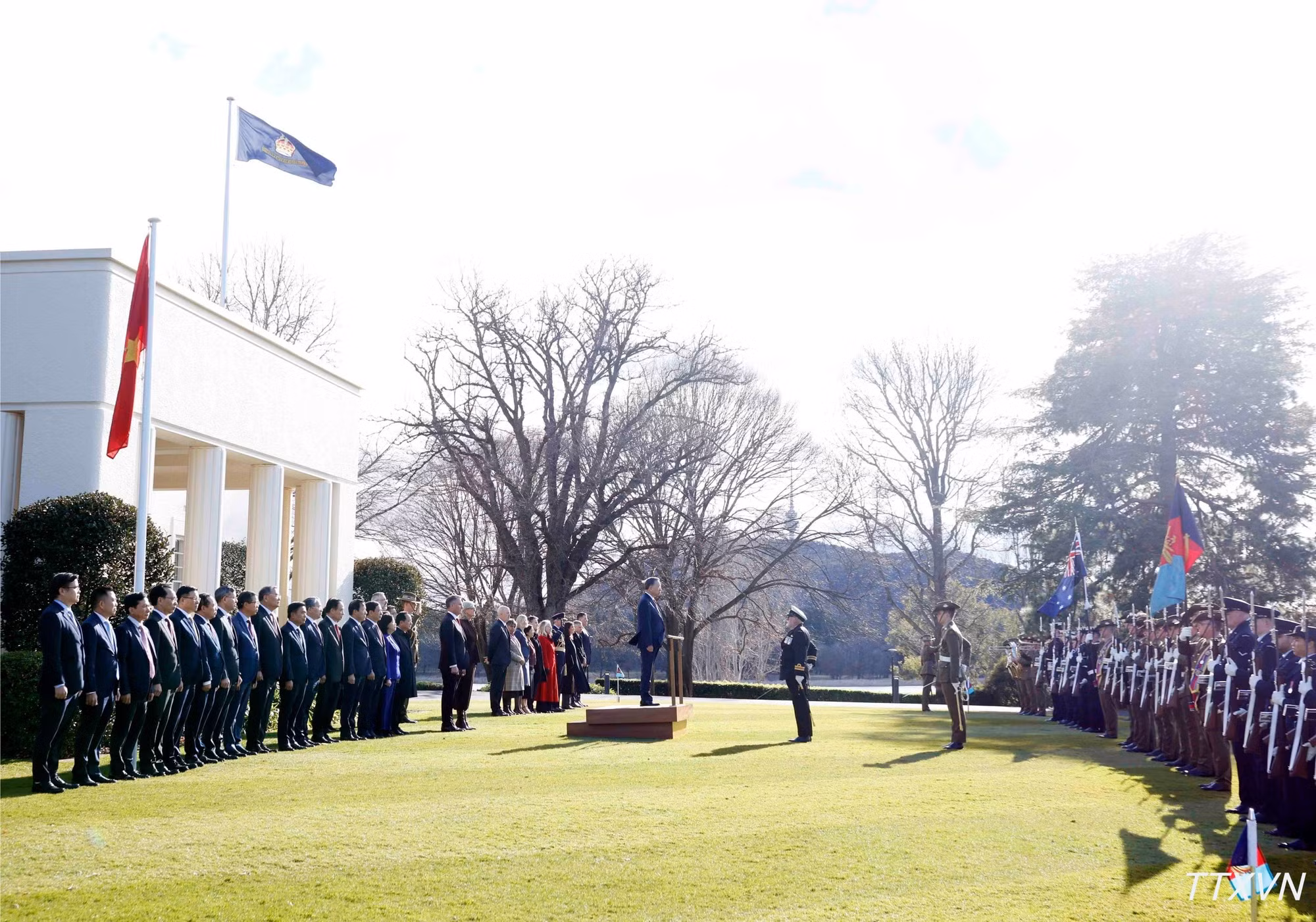 La cérémonie d'accueil officielle en l'honneur du secrétaire général du PCV et président vietnamien, To Lam, se déroule solennellement à Government House, le 11 août à Canberra, en Australie. Photo : VNA