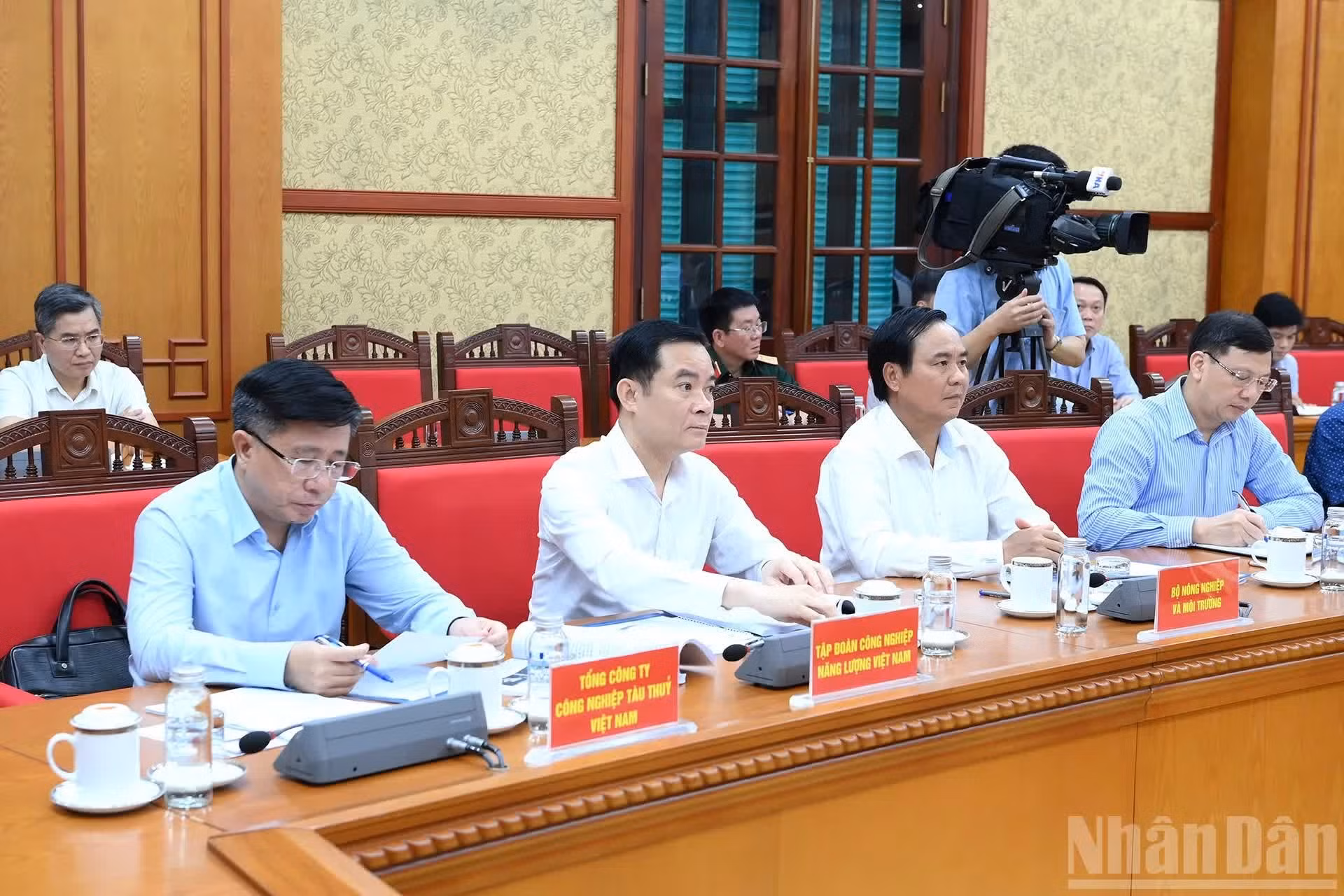 Sont également présents des représentants de plusieurs entreprises opérant dans l'industrie maritime. Photo : Dang Khoa/NDEL.
