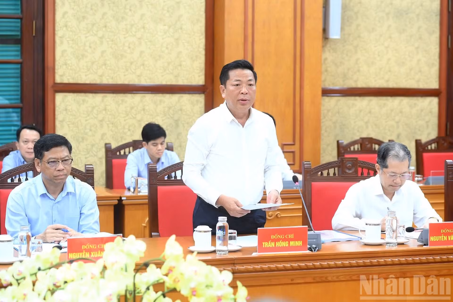Le ministre de la Construction, Tran Hong Minh, présente un rapport lors de la réunion. Photo : Dang Khoa/NDEL.