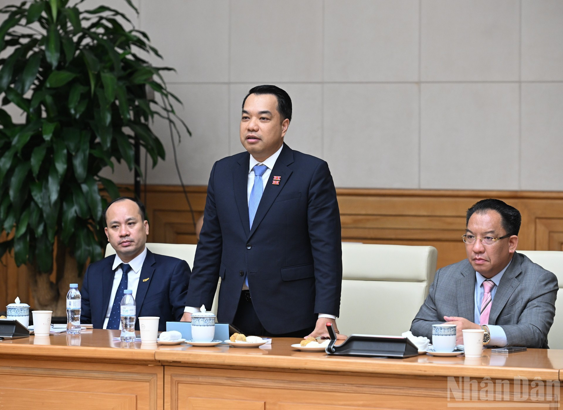 Mac Quoc Anh, vice-président et secrétaire général de l'Association des petites et moyennes entreprises de la ville de Hanoï, prend la parole lors de la réunion. Photo : Tran Hai/NDEL