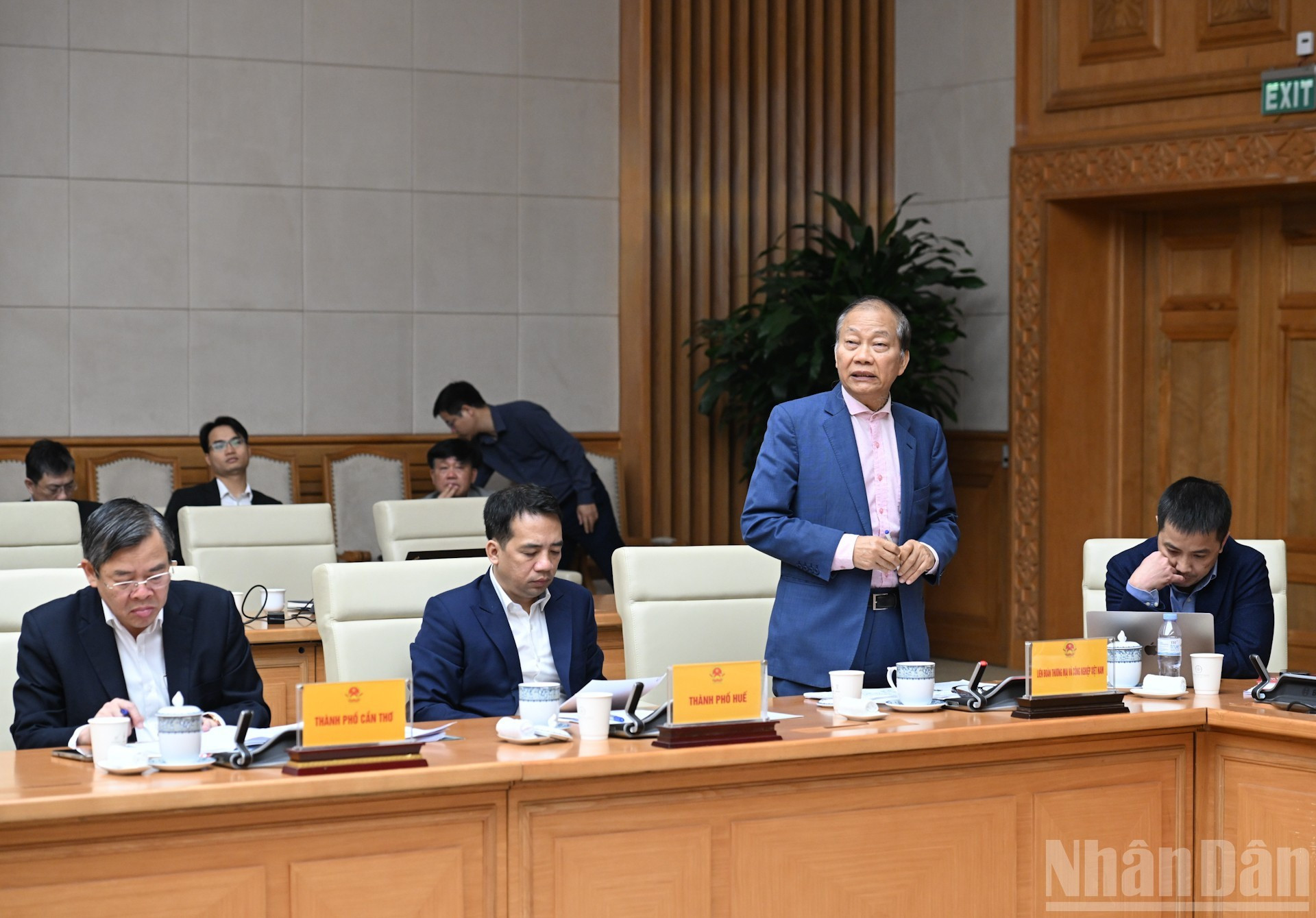 Le vice-président de la Fédération vietnamienne du commerce et de l'industrie (VCCI), Hoang Quang Phong, prend la parole lors de la réunion. Photo : Tran Hai/NDEL