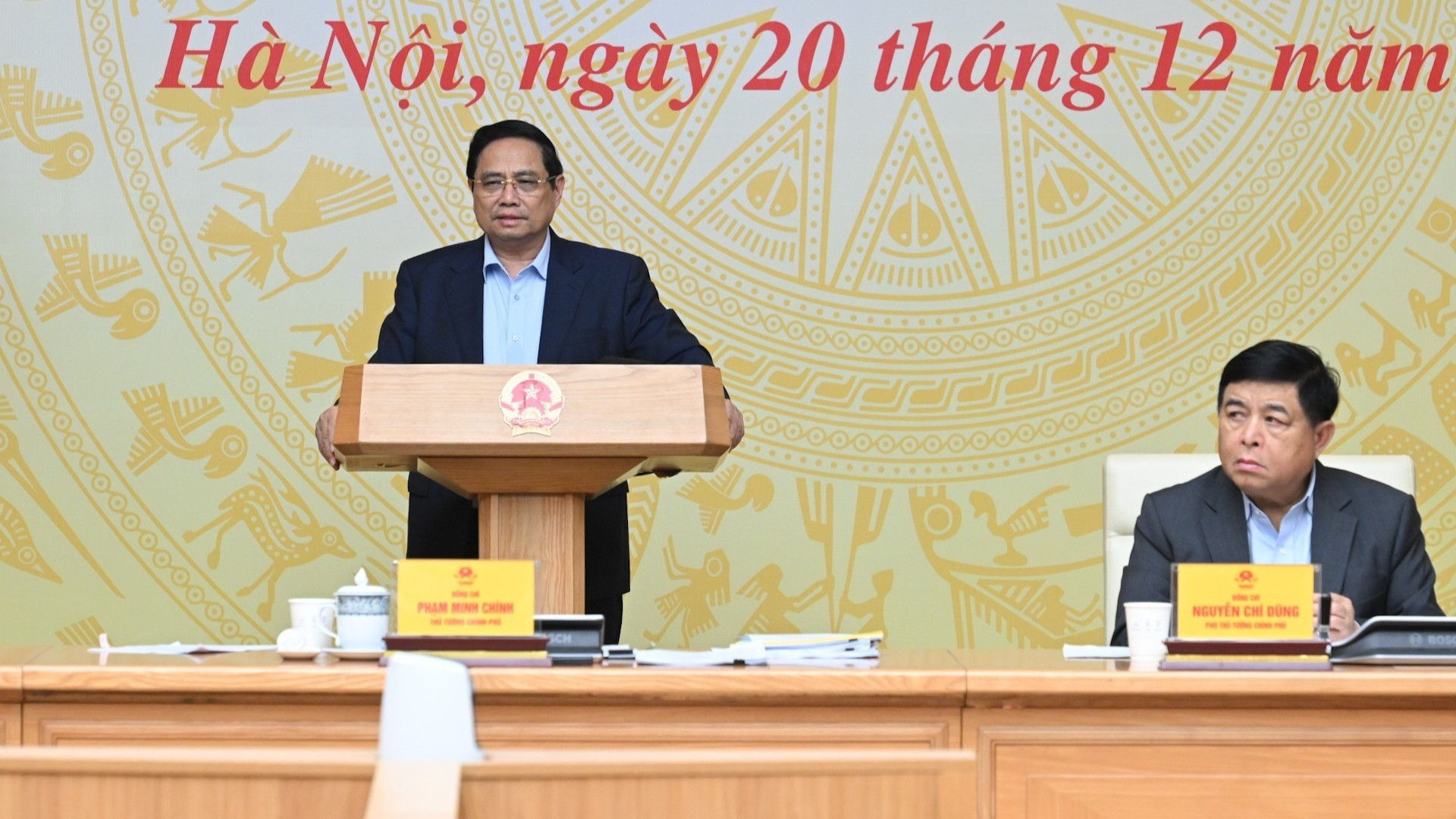 Le Premier ministre Pham Minh Chinh (debout) lors de la réunion. Photo : Tran Hai/NDEL.