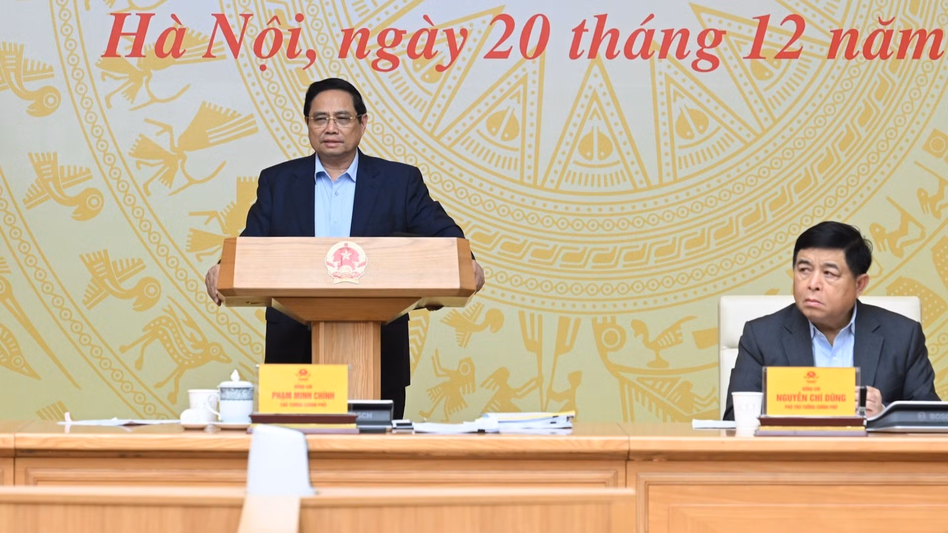 Le Premier ministre Pham Minh Chinh (debout) lors de la réunion. Photo : Tran Hai/NDEL.