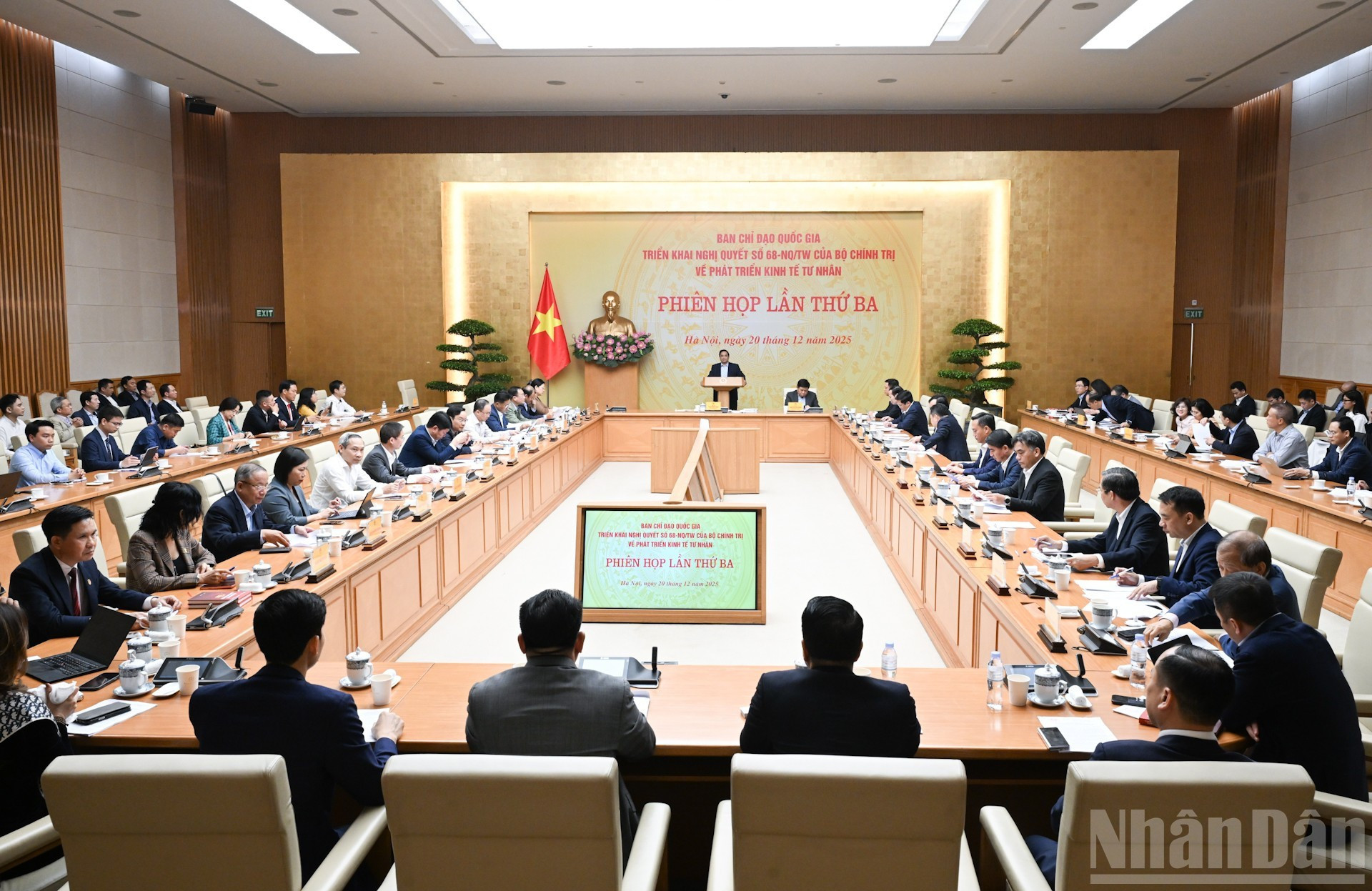 Vue générale de la troisième réunion du Comité national de pilotage chargé de la mise en œuvre de la Résolution n°68-NQ/TW du Bureau politique sur le développement de l’économie privée. Photo : Tran Hai/NDEL