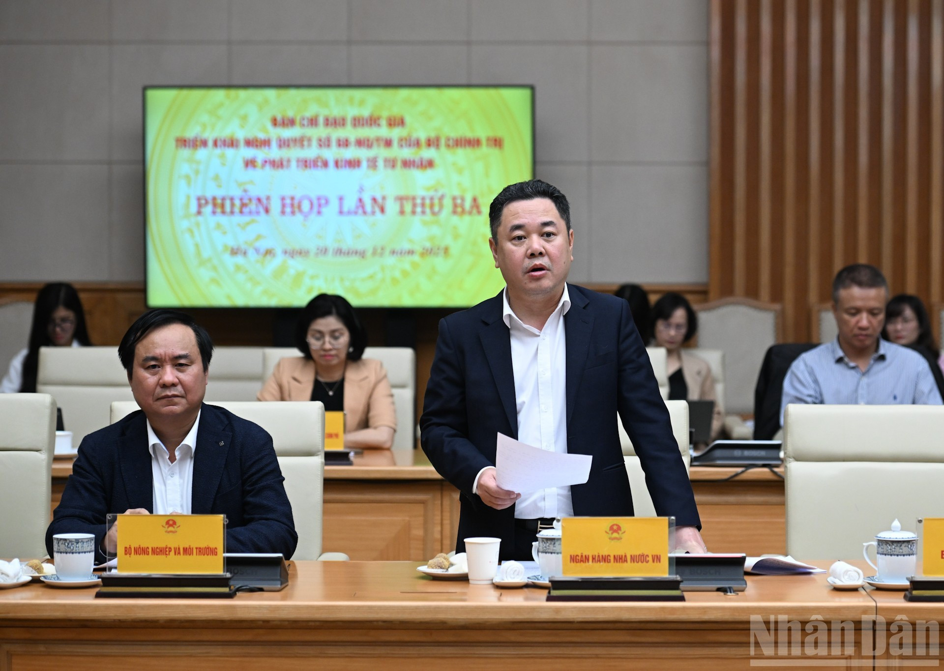 Le vice-gouverneur de la Banque d'État du Vietnam, Nguyen Ngoc Canh, présente son rapport lors de la réunion. Photo : Tran Hai/NDEL