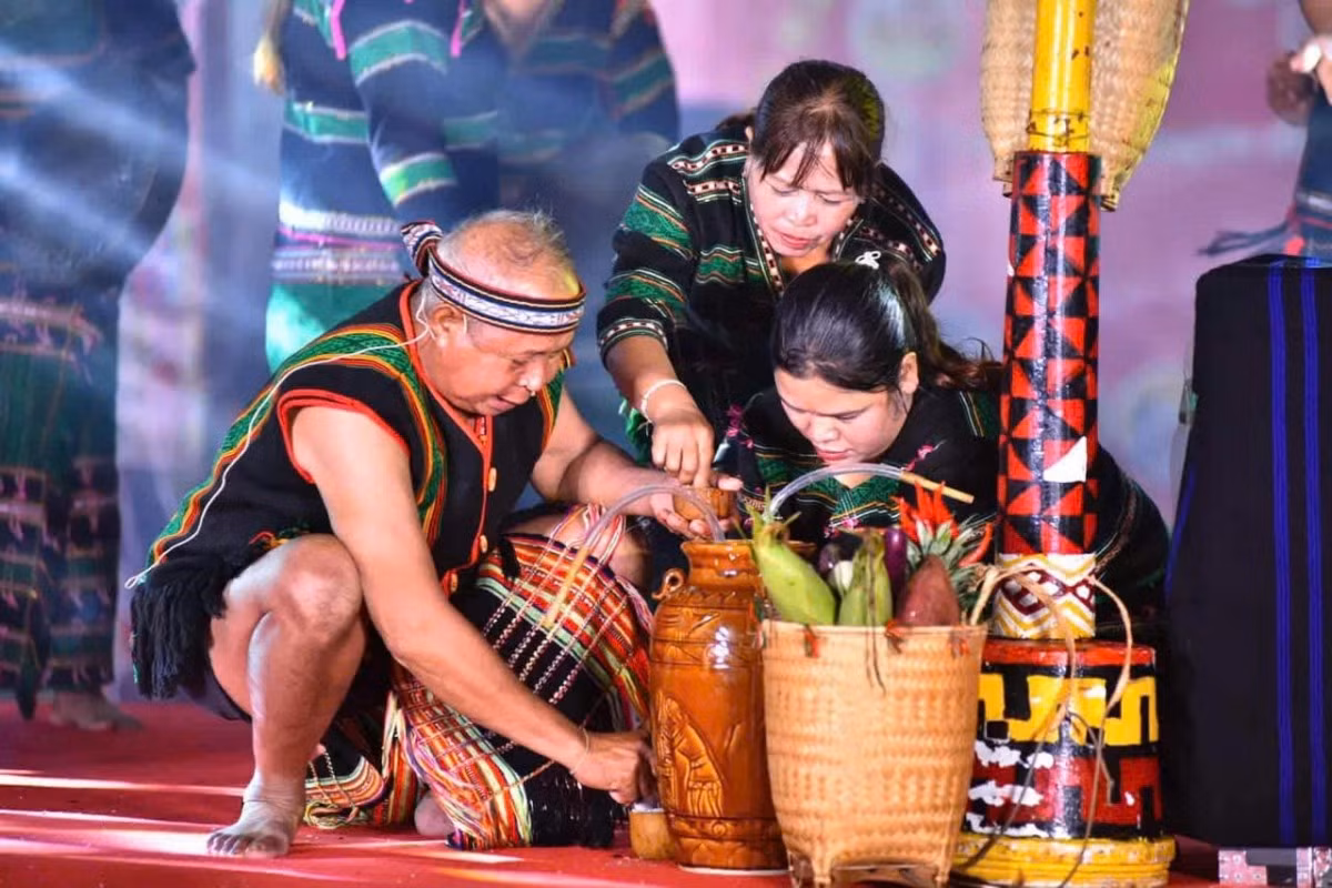 H’Broi (au centre) participe à une cérémonie traditionnelle M’nông de prière pour la pluie. Photo : VOV