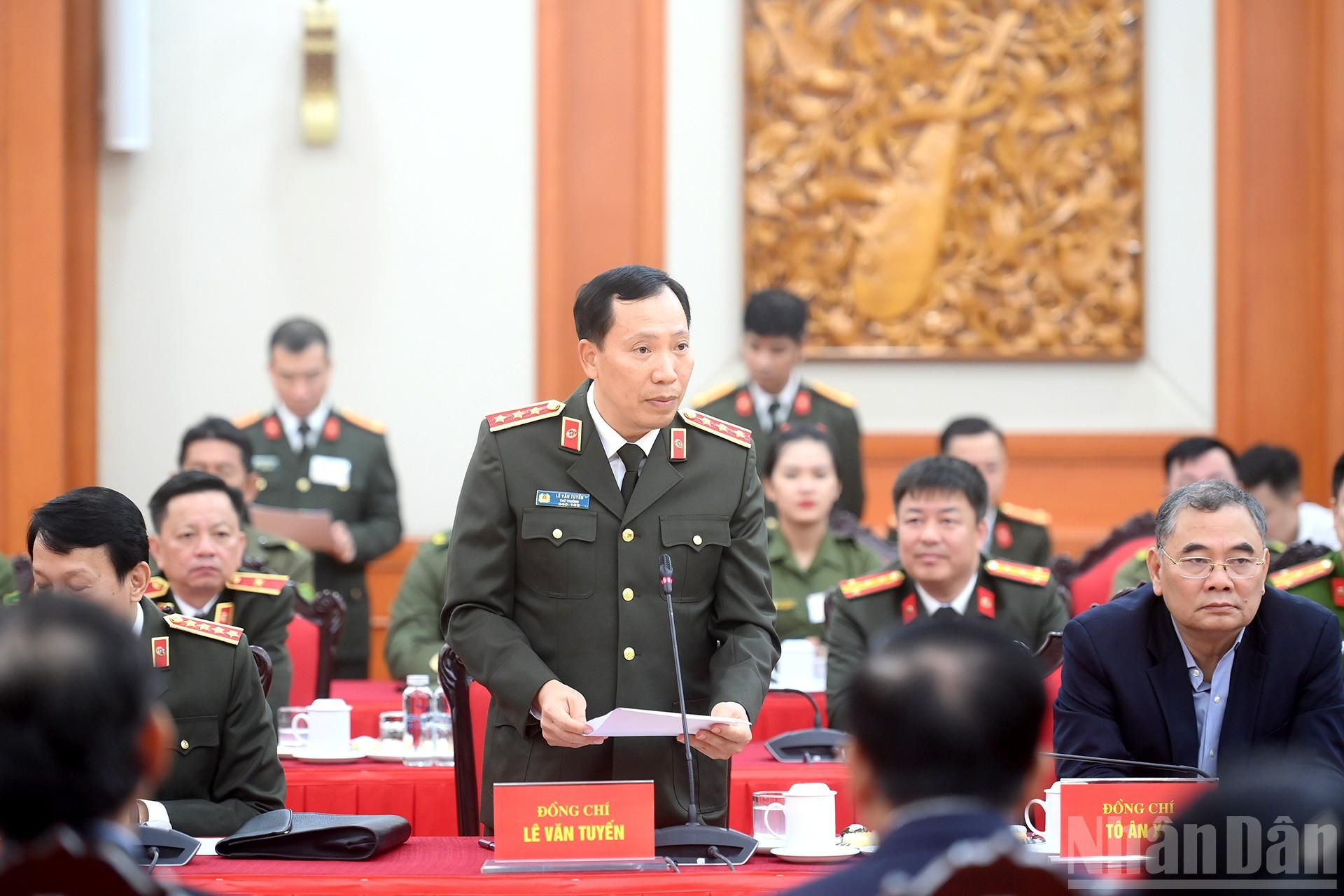 Le vice-ministre vietnamien de la Sécurité publique, Le Van Tuyen (debout), prend la parole lors de la rencontre. Photo : Dang Khoa/NDEL
