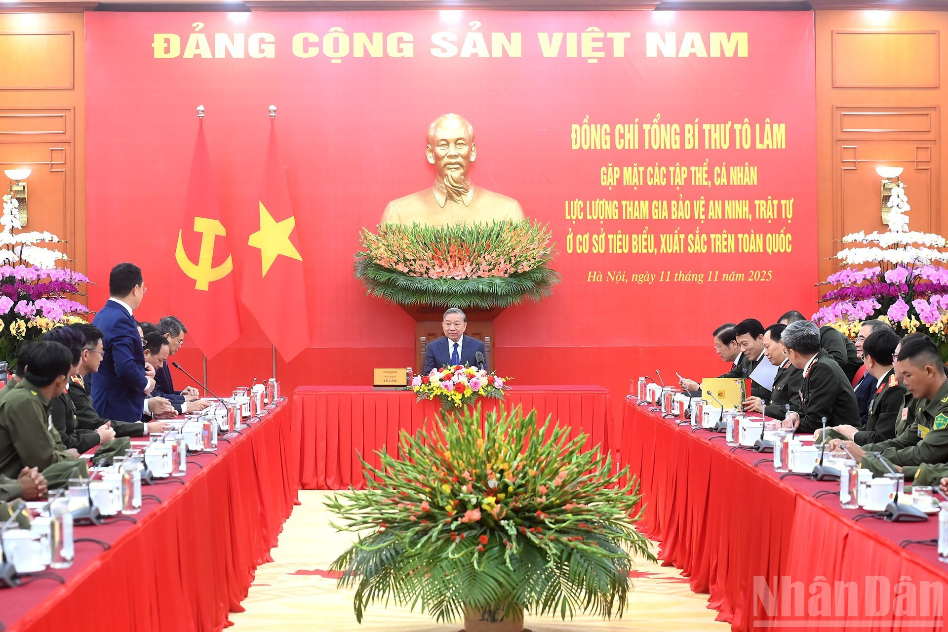 Lors de la rencontre, le secrétaire général du Parti a salué le sens des responsabilité de cette force et ses liens étroits avec la population, indiquant qu’elle avait fourni de nombreuses informations utiles, soutenu activement la police communale dans la sensibilisation des habitants au respect des lignes directrices du Parti, des politiques et lois de l’État, tout en prévenant à temps les infractions et les troubles à l’ordre public. Photo : Dang Khoa/NDEL