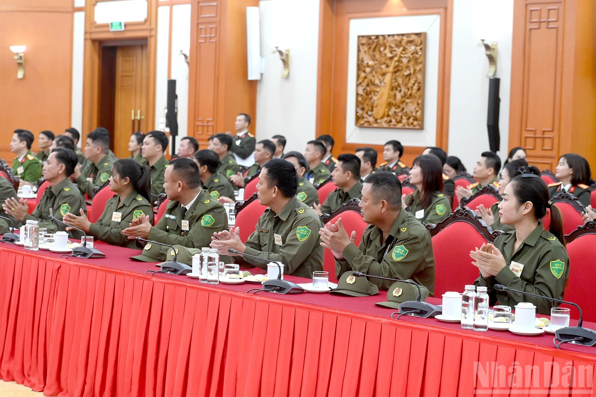 La rencontre réunit environ 70 collectifs et individus exemplaires de la force participant à la protection de la sécurité et de l’ordre au niveau local à travers le pays. Photo : Dang Khoa/NDEL