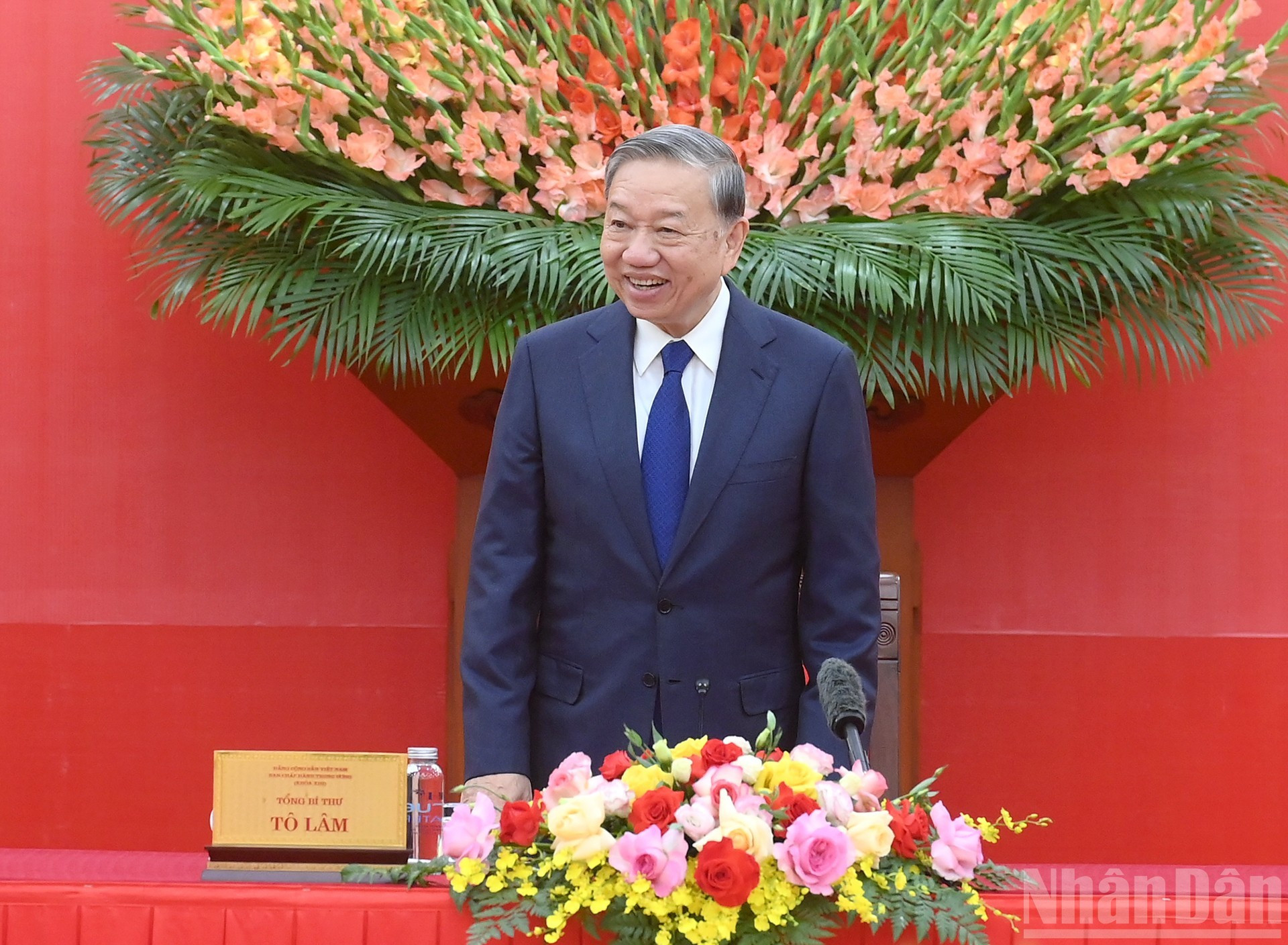 Le secrétaire général du Parti, To Lam, s’est déclaré convaincu que la force participant à la protection de la sécurité et de l’ordre au niveau local accomplira avec succès les missions qui lui sont confiées, et qu’elle coopérera étroitement avec la police communale pour préserver efficacement la sécurité locale, au service du peuple et pour sa protection. Photo : Dang Khoa/NDEL