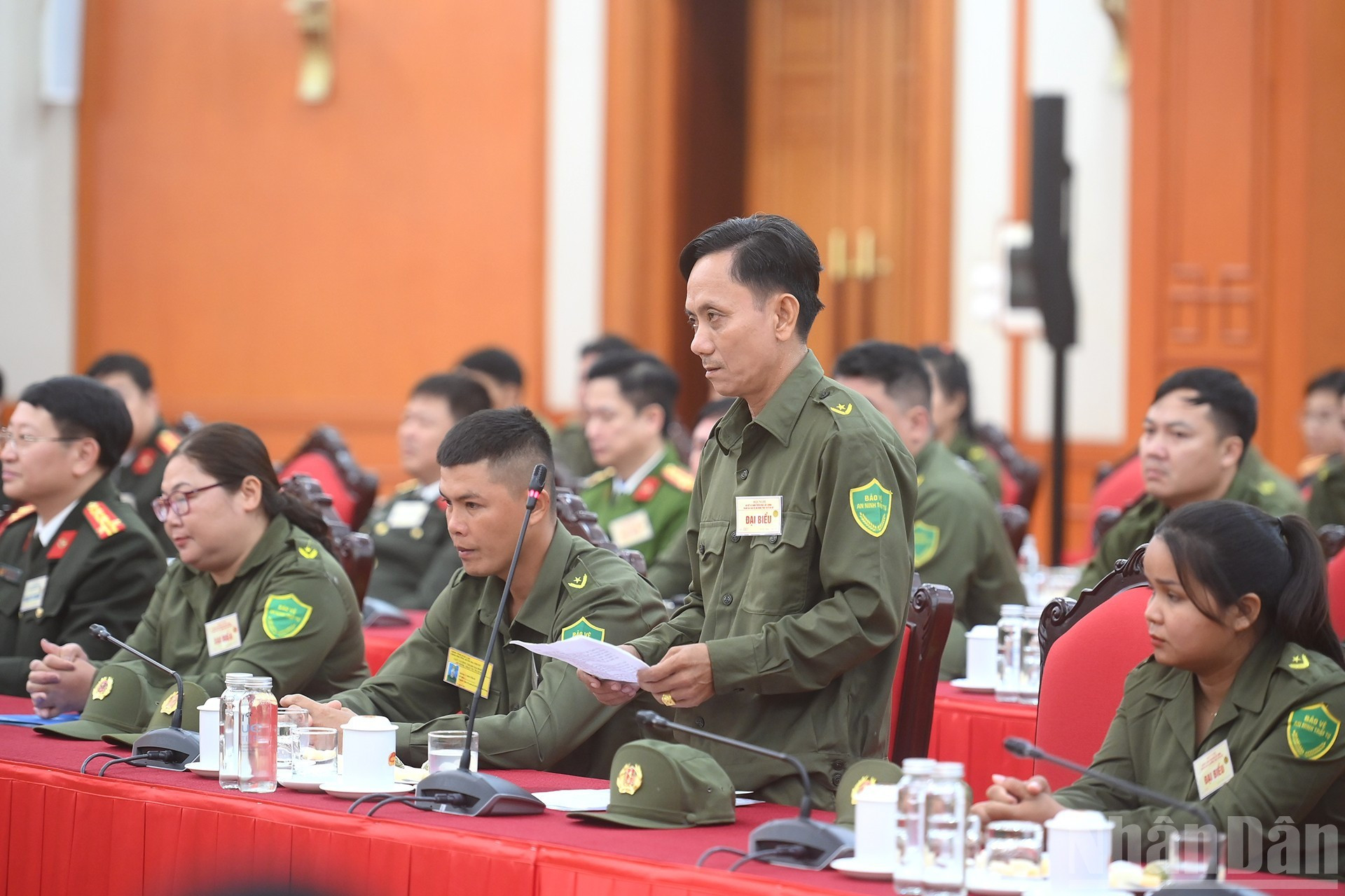 Lors des catastrophes naturelles, des inondations ou des incendies, la force participant à la protection de la sécurité et de l’ordre au niveau local n’a pas hésité à affronter le danger pour aider la population, aux côtés des autorités locales et de la police communale. Photo : Dang Khoa/NDEL