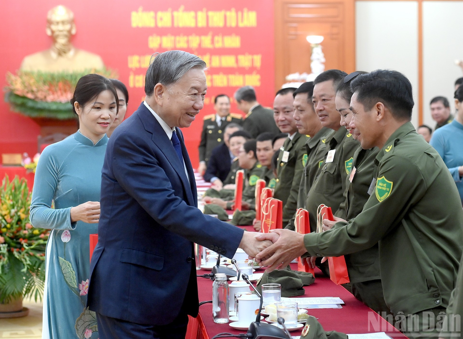 Le secrétaire général du Parti, To Lam, offre des cadeaux aux délégués lors de la rencontre. Photo : Dang Khoa/NDEL