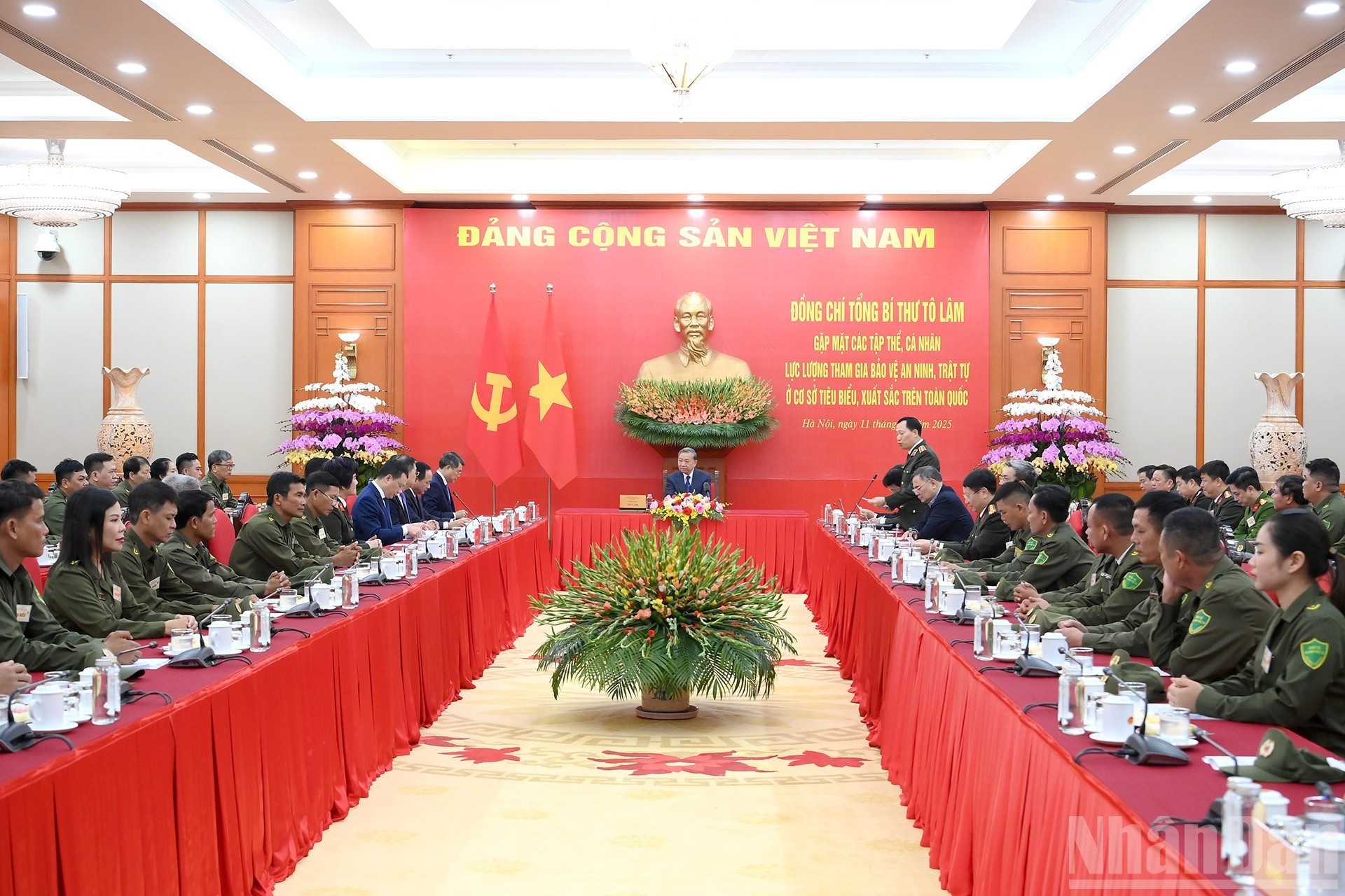 Le secrétaire général du Parti a demandé au ministère de la Sécurité publique de renforcer sa coordination avec les comités du Parti et les autorités locales afin de procéder régulièrement à des évaluations, de fournir des équipements adéquats et d’améliorer les conditions matérielles pour permettre à la force engagée dans la sécurité à la base d’accomplir efficacement ses missions en toute sécurité. Photo : Dang Khoa/NDEL