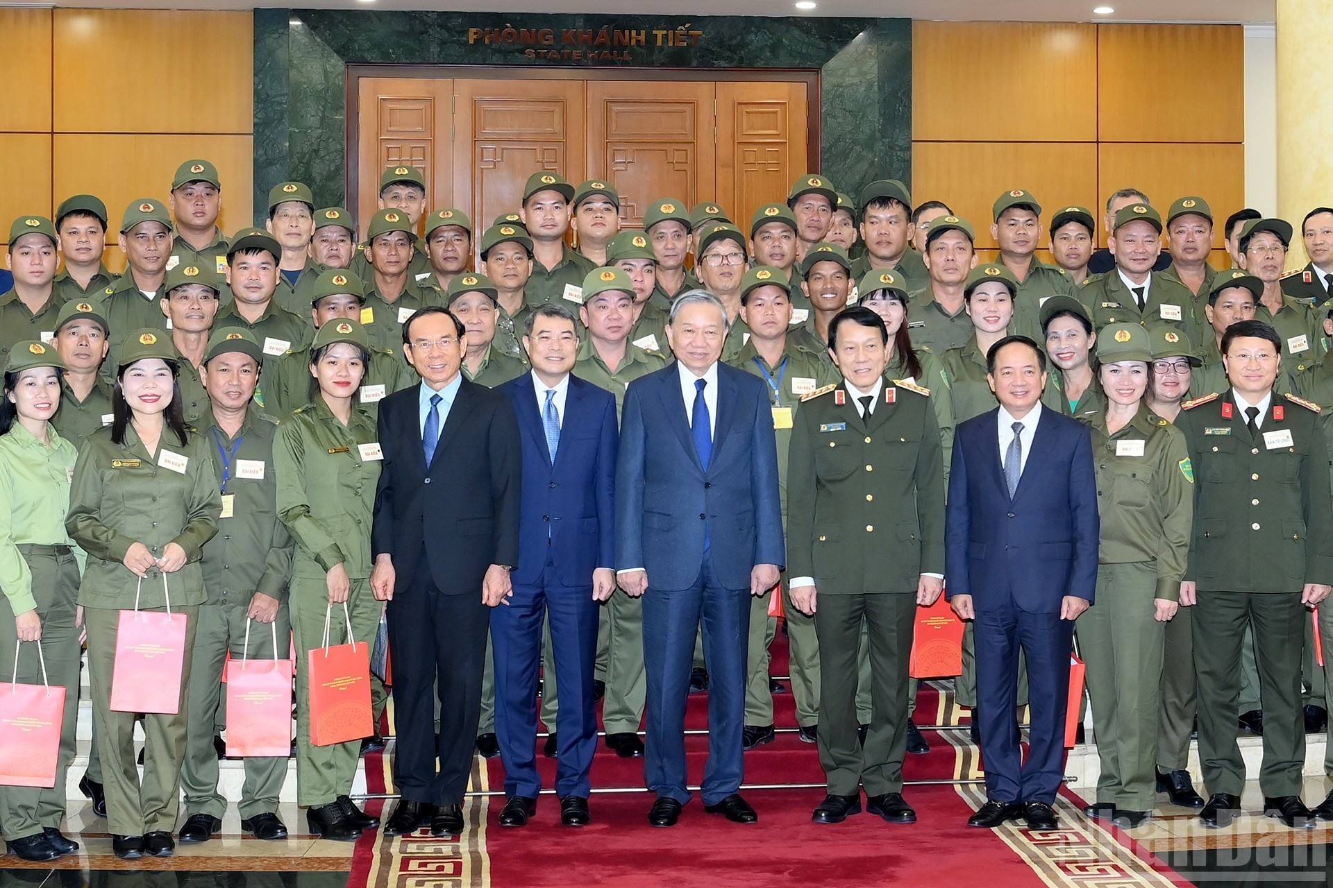 Le secrétaire général du Parti, To Lam, et des collectifs et individus exemplaires de la force participant à la protection de la sécurité et de l’ordre au niveau local à travers le pays. Photo : Dang Khoa/NDEL