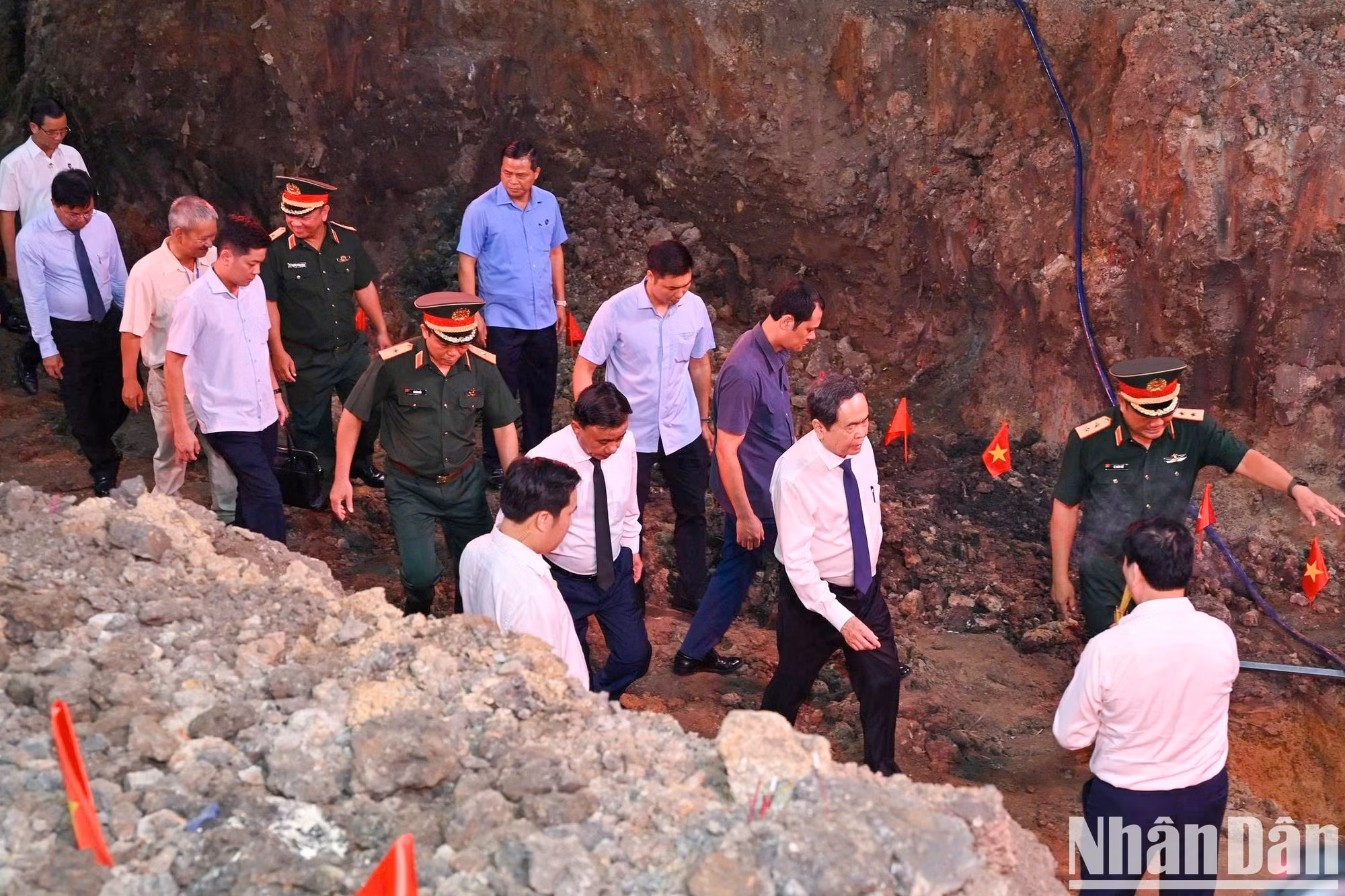 Le président de l'Assemblée nationale, Trân Thanh Mân, s'est rendu sur les lieux de la recherche et du recueillement des dépouilles des martyrs au parc Lê Thi Riêng. Cet endroit est étroitement lié aux sacrifices héroïques consentis par les forces armées et la population lors de l'Offensive générale et de l'Insurrection du Printemps 1968. Photo : NDEL