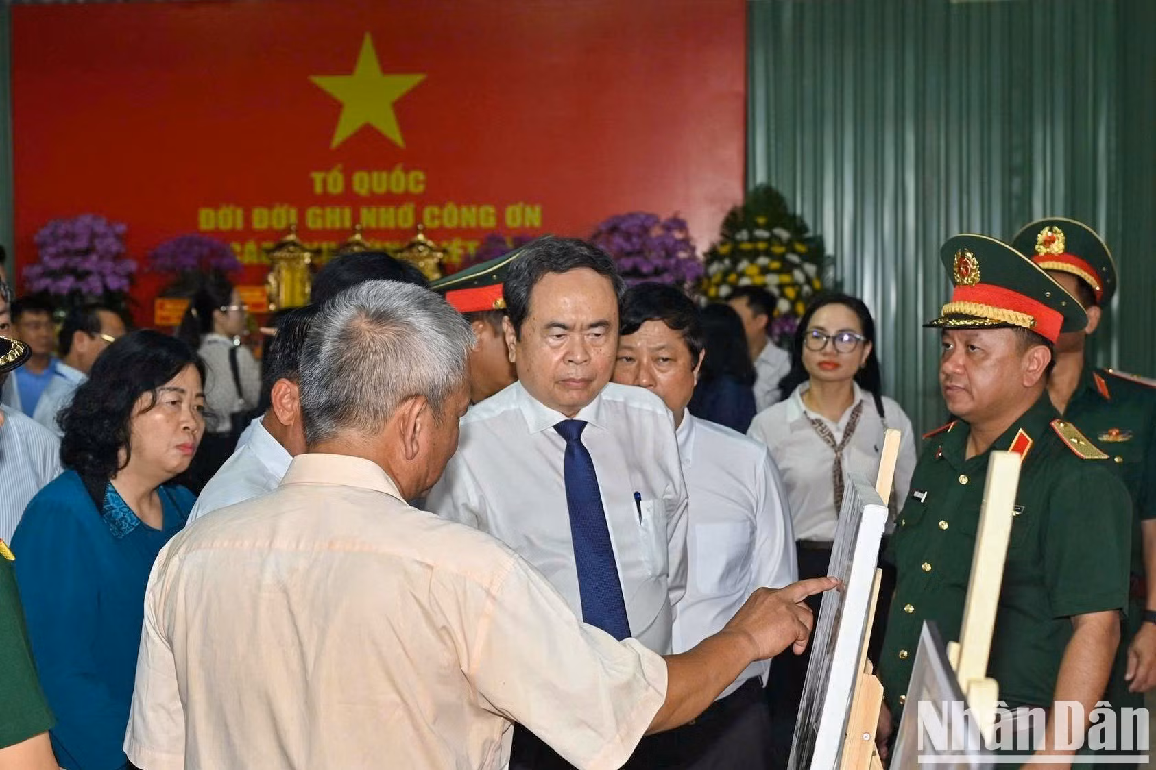 Le président de l’Assemblée nationale, Trân Thanh Mân, a discuté avec les responsables du Comité directeur 515 de Hô Chi Minh-Ville afin de faire le point sur l’avancement des opérations de recherche, de regroupement et d’identification des dépouilles des soldats tombés au parc Le Thi Rieng. Photo : NDEL