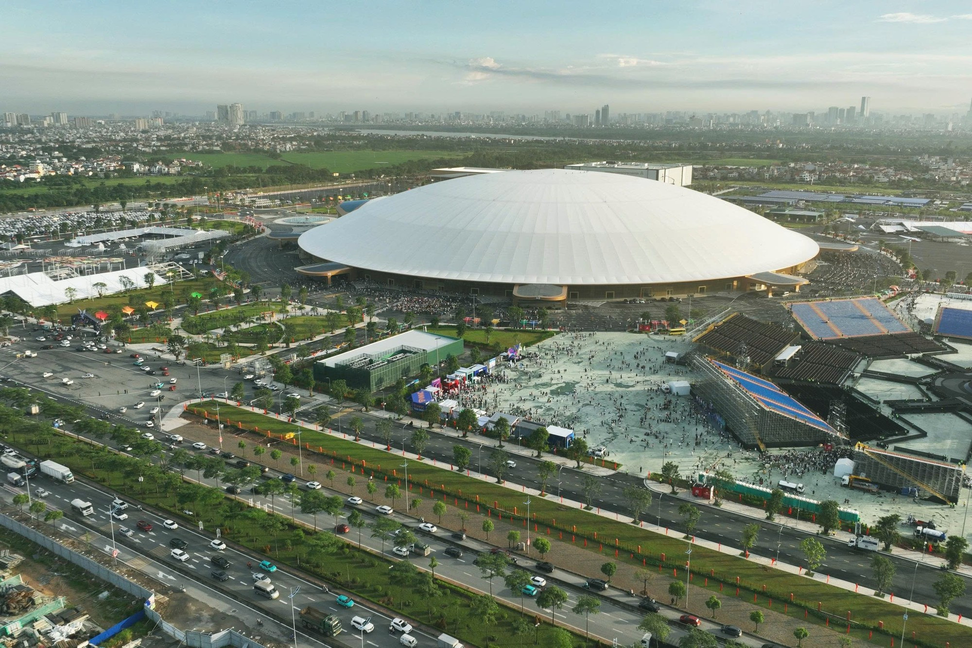Le cœur de ce complexe est le hall d’exposition Kim Quy, doté d’un dôme en acier de 24 000 tonnes culminant à 56 m de haut, inspiré de la légendaire tortue dorée de l’ancienne citadelle de Co Loa.