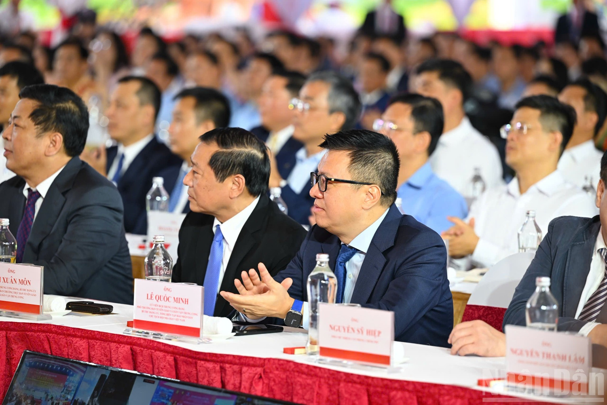 Des délégués assistent à la cérémonie d’inauguration de 250 projets et ouvrages pour la Fête nationale à Hanoï. Photo : NDEL