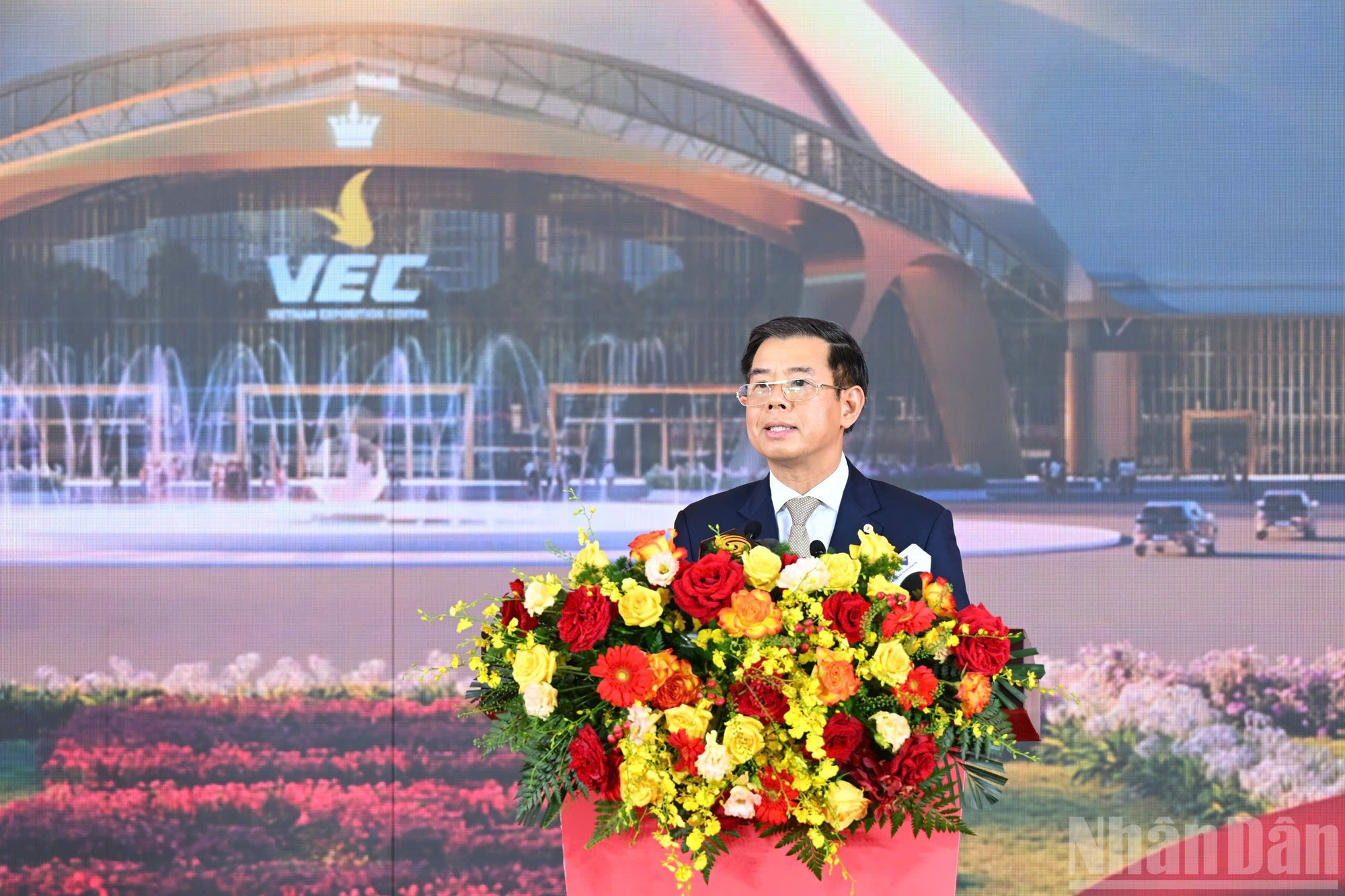 Selon Nguyen Viet Quang, vice-président et directeur général de Vingroup, le Centre national des foires et expositions de Hanoï, d&apos;une superficie totale de plus de 900 000 m², devient le plus grand complexe d’expositions d’Asie du Sud-Est et figure parmi les dix plus vastes du monde. Photo : NDEL