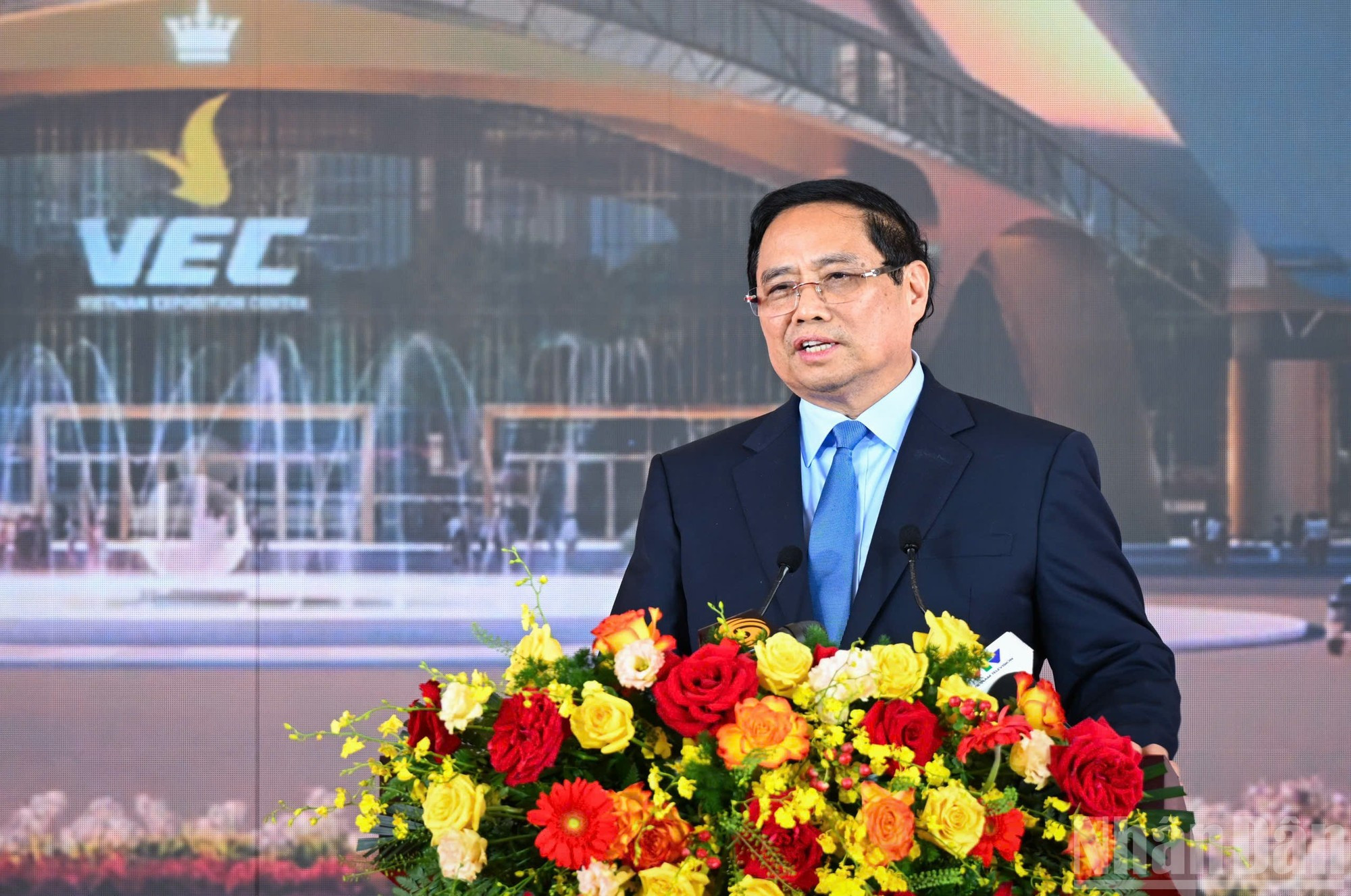 Lors de sa prise de parole, le Premier ministre Pham Minh Chinh a souligné : « Les ouvrages inaugurés ou mis en chantier aujourd’hui revêtent une signification stratégique. Ils marquent un tournant pour les infrastructures nationales, traduisent la volonté de concrétiser la vision et les orientations du Parti et de l’État, et contribuent à bâtir un réseau cohérent et moderne. Ces projets ouvrent de nouveaux espaces de développement, renforcent la connectivité économique et régionale, stimulent l’investissement et l’emploi, réduisent les coûts logistiques et améliorent la compétitivité des produits vietnamiens sur la scène internationale ». Photo : NDEL
