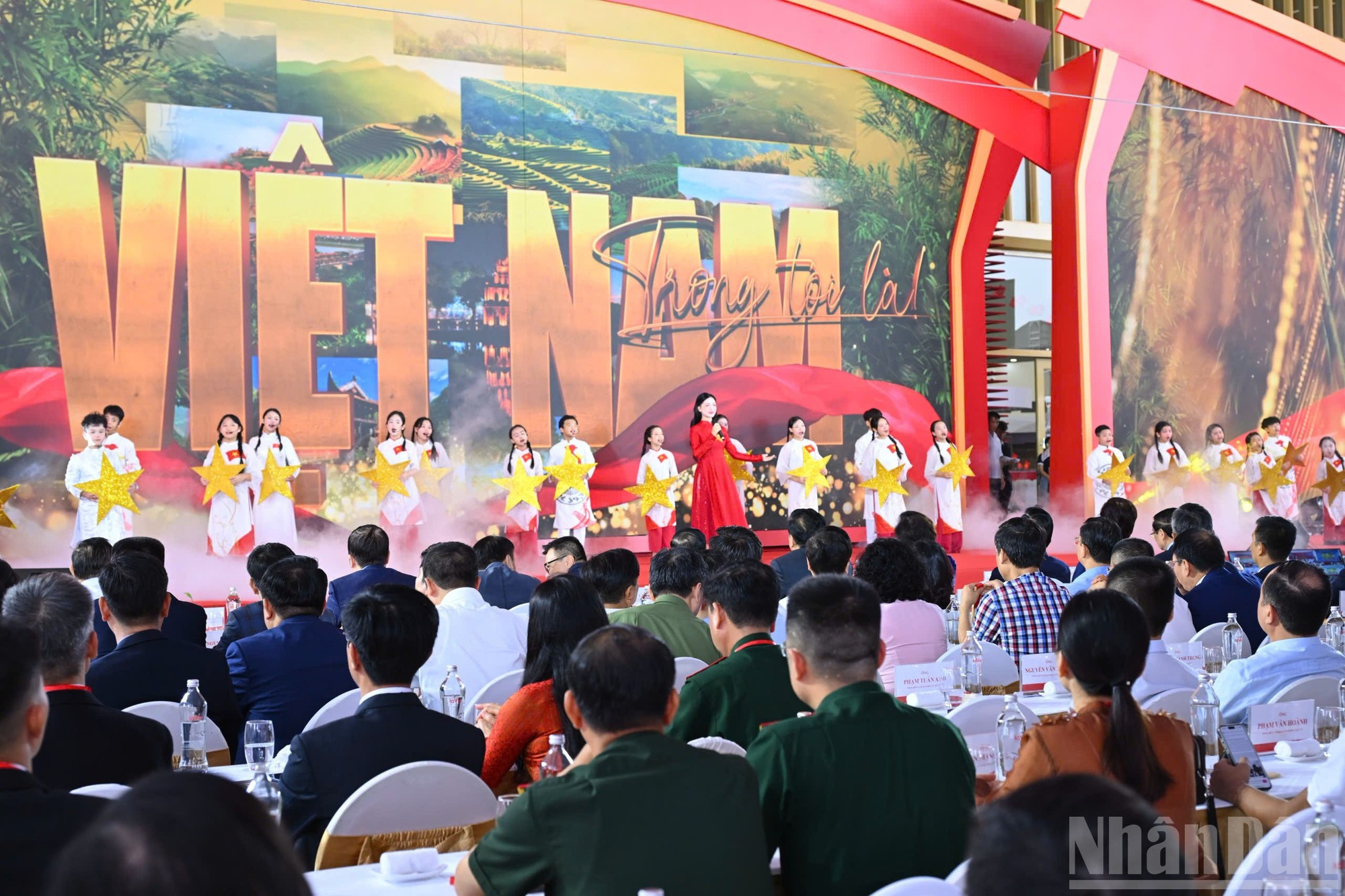 D’après le chef du gouvernement, ces réalisations témoignent de la maturité, de la confiance et de la capacité des Vietnamiens à s’affirmer, à innover et à maîtriser les technologies. Elles reflètent aussi l’unité et la détermination de l’ensemble du système politique, des acteurs économiques et de la population, engagés dans un vaste mouvement d’émulation. Photo : NDEL