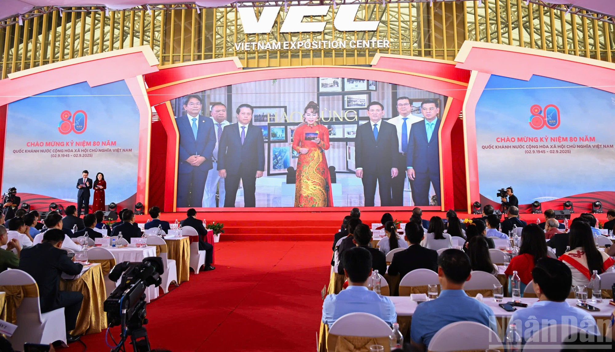 Lors de la cérémonie d&apos;inauguration de la tour Saigon Marina International Financial Centre (Saigon Marina IFC), au 2, rue Tôn Duc Thang, dans le quartier de Saïgon, à Hô Chi Minh-Ville. La mise en service de cette tour marque une étape symbolique : le début de la construction d&apos;un véritable Centre financier international (CFI) dans la mégapole du Sud. Photo : NDEL