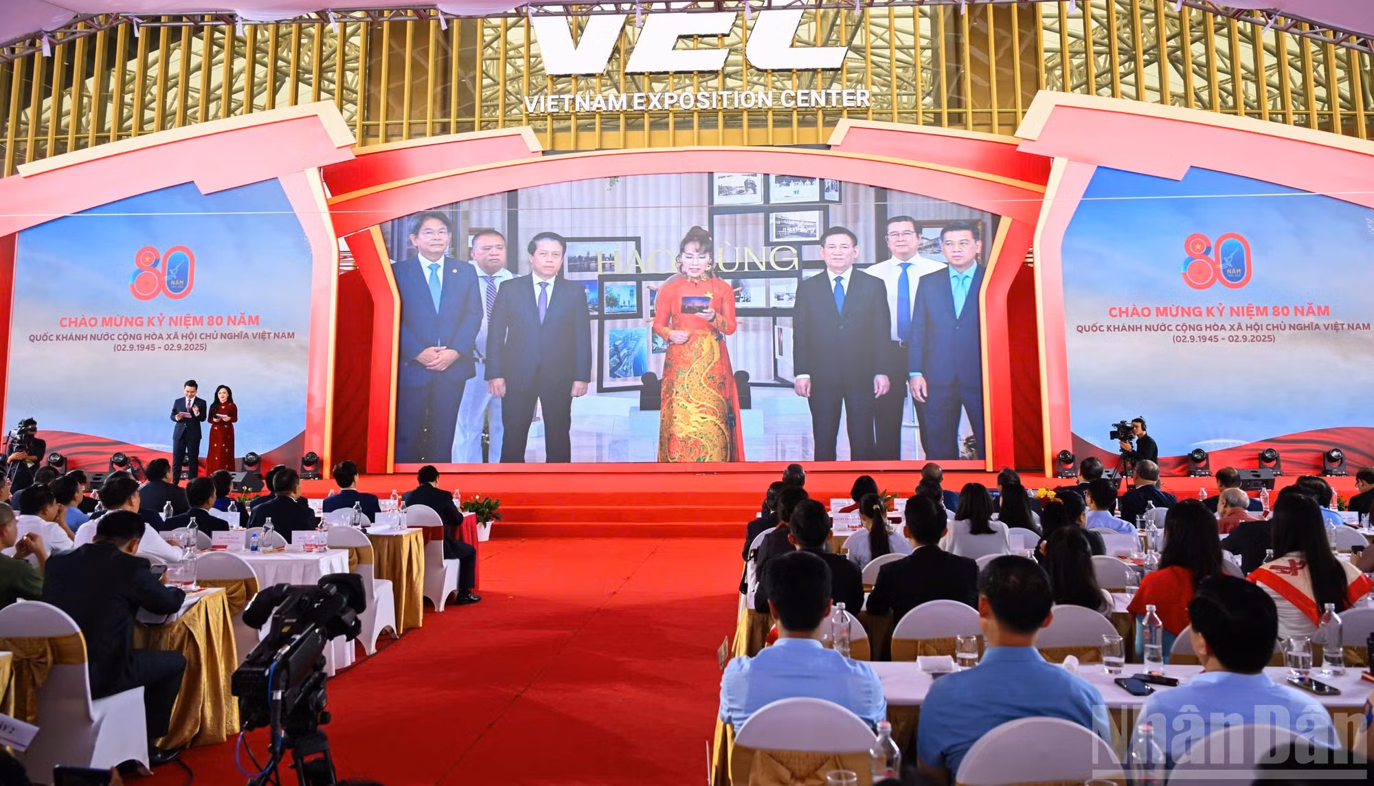 Lors de la cérémonie d'inauguration de la tour Saigon Marina International Financial Centre (Saigon Marina IFC), au 2, rue Tôn Duc Thang, dans le quartier de Saïgon, à Hô Chi Minh-Ville. La mise en service de cette tour marque une étape symbolique : le début de la construction d'un véritable Centre financier international (CFI) dans la mégapole du Sud. Photo : NDEL