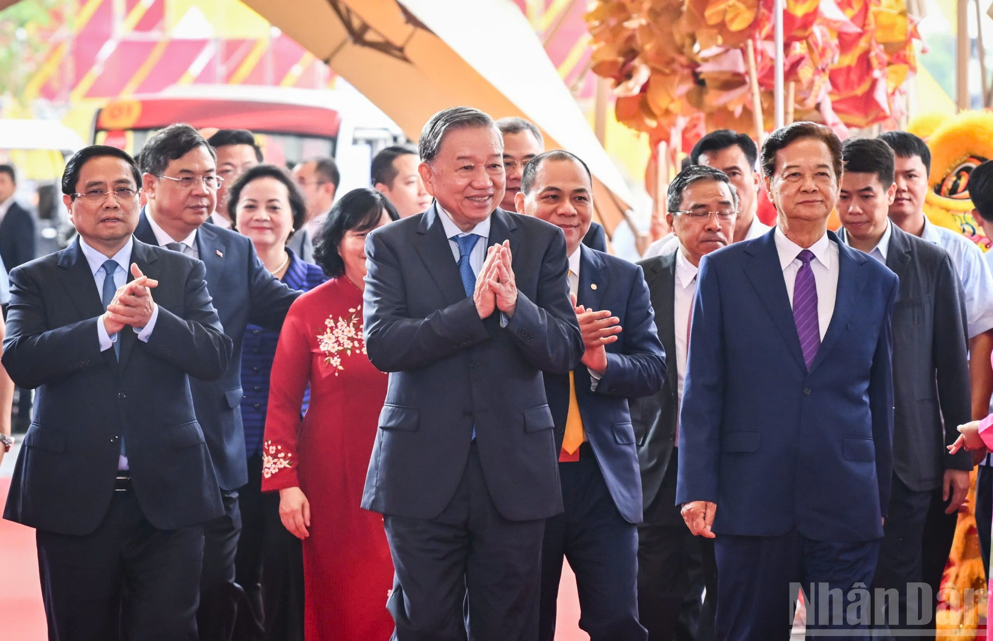 Étaient présents à l’événement, qui s’est tenu au Centre national des foires et expositions, dans la commune de Dong Anh à Hanoï, le secrétaire général du Parti, To Lam, le Premier ministre Pham Minh Chinh, l’ancien Premier ministre Nguyen Tan Dung, l’ancien membre permanent du Secrétariat du Comité central du Parti, Le Hong Anh, et la secrétaire du Comité du Parti de Hanoï, Bui Thi Minh Hoai. Photo : NDEL