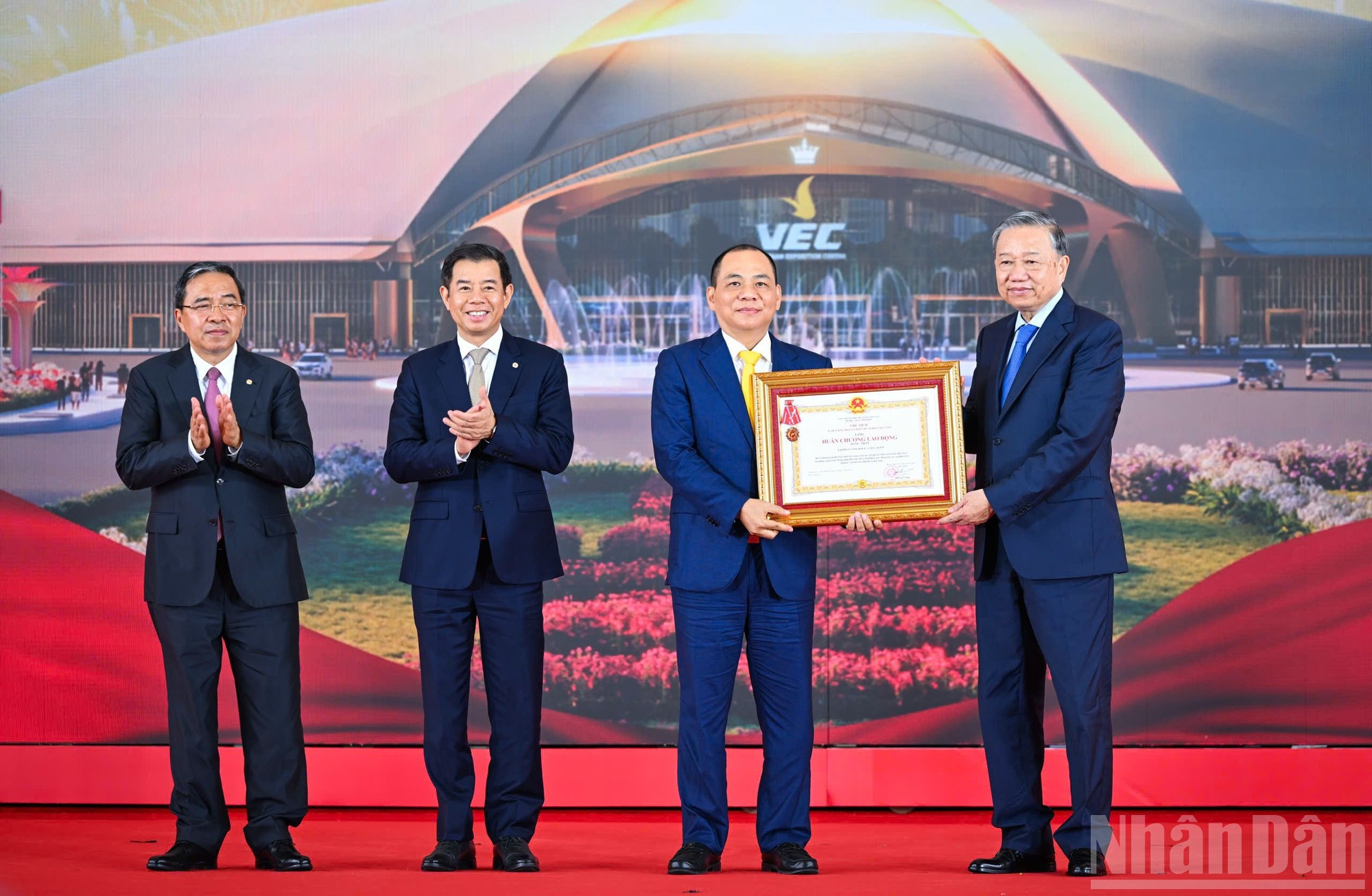 Le secrétaire général du Parti To Lam (1er à droite) remet la médaille du Travail de première classe à Vingroup pour ses réalisations exceptionnelles dans la construction du Centre national des expositions et des foires à Hanoï. Photo : NDEL