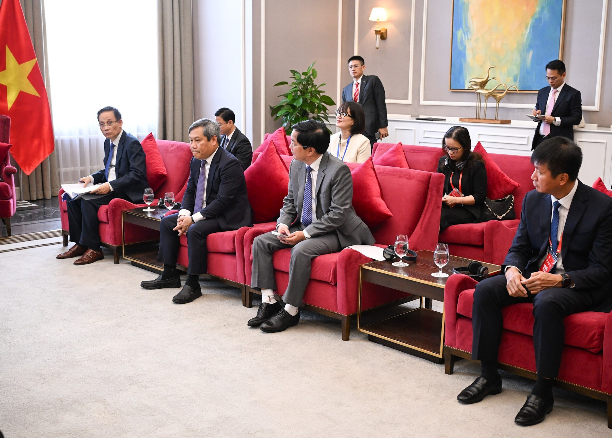 Les représentants de différents ministères et secteurs vietnamiens et les autorités de la province de Quang Ninh lors de la rencontre. Photo : Tran Hai/NDEL