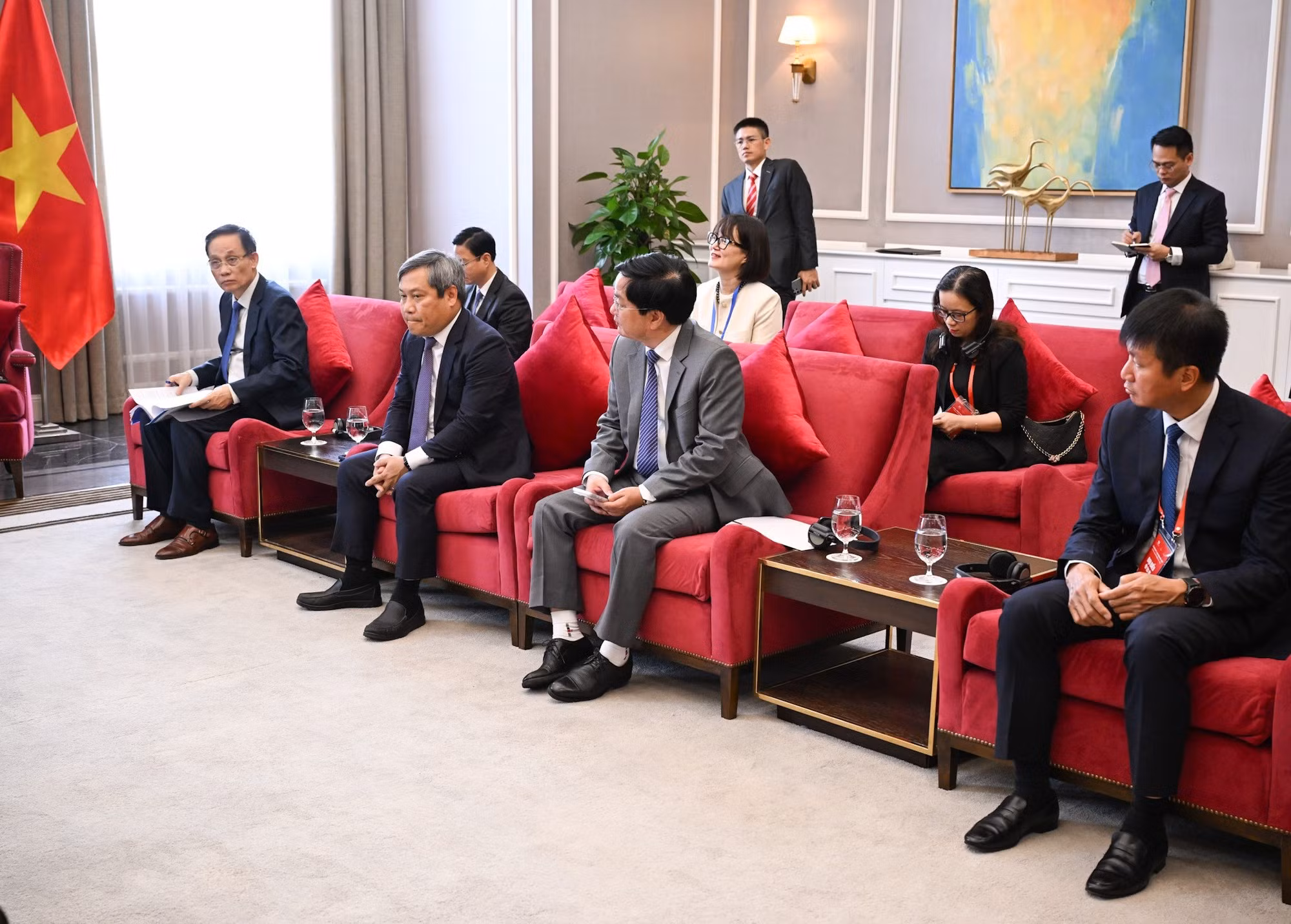 Les représentants de différents ministères et secteurs vietnamiens et les autorités de la province de Quang Ninh lors de la rencontre. Photo : Tran Hai/NDEL