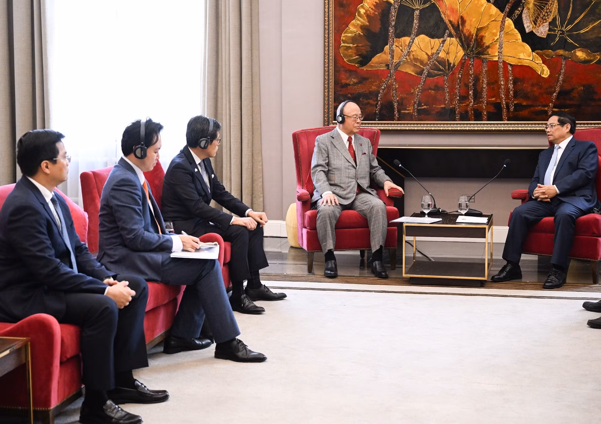 Takebe Tsutomu, conseiller spécial de l'Alliance parlementaire d'amitié Japon – Vietnam, et la délégation l'accompagnant (à gauche). Photo : Tran Hai/NDEL