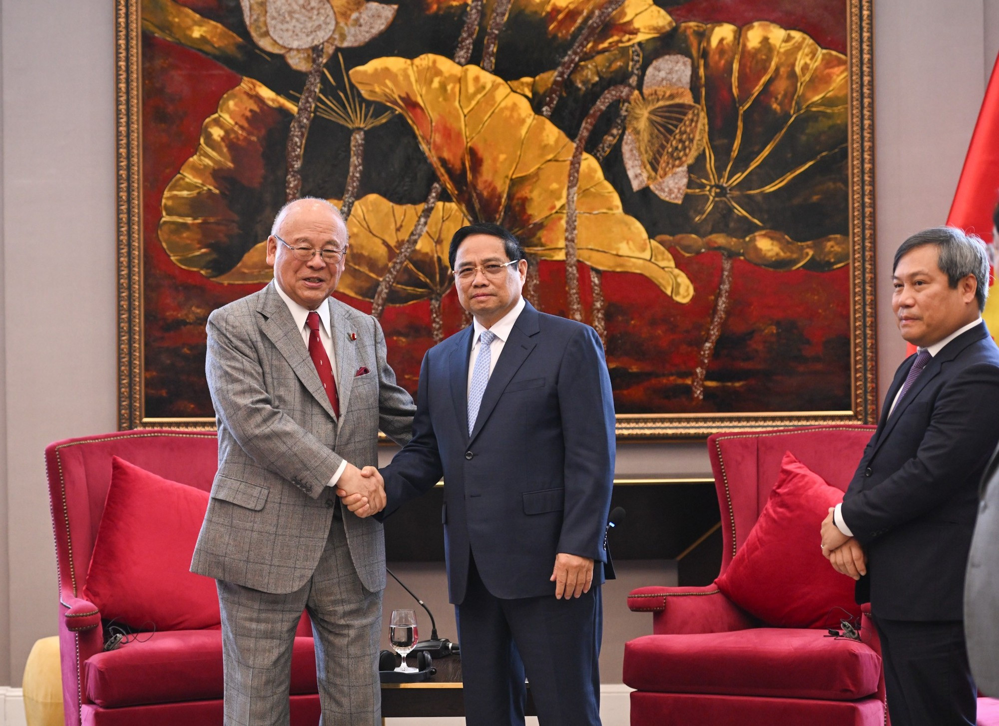 Le Premier ministre Pham Minh Chinh (à droite) et le conseiller spécial de l’Alliance parlementaire d’amitié Japon – Vietnam, Takebe Tsutomu, le 25 novembre à Quang Ninh. Photo : Tran Hai/NDEL