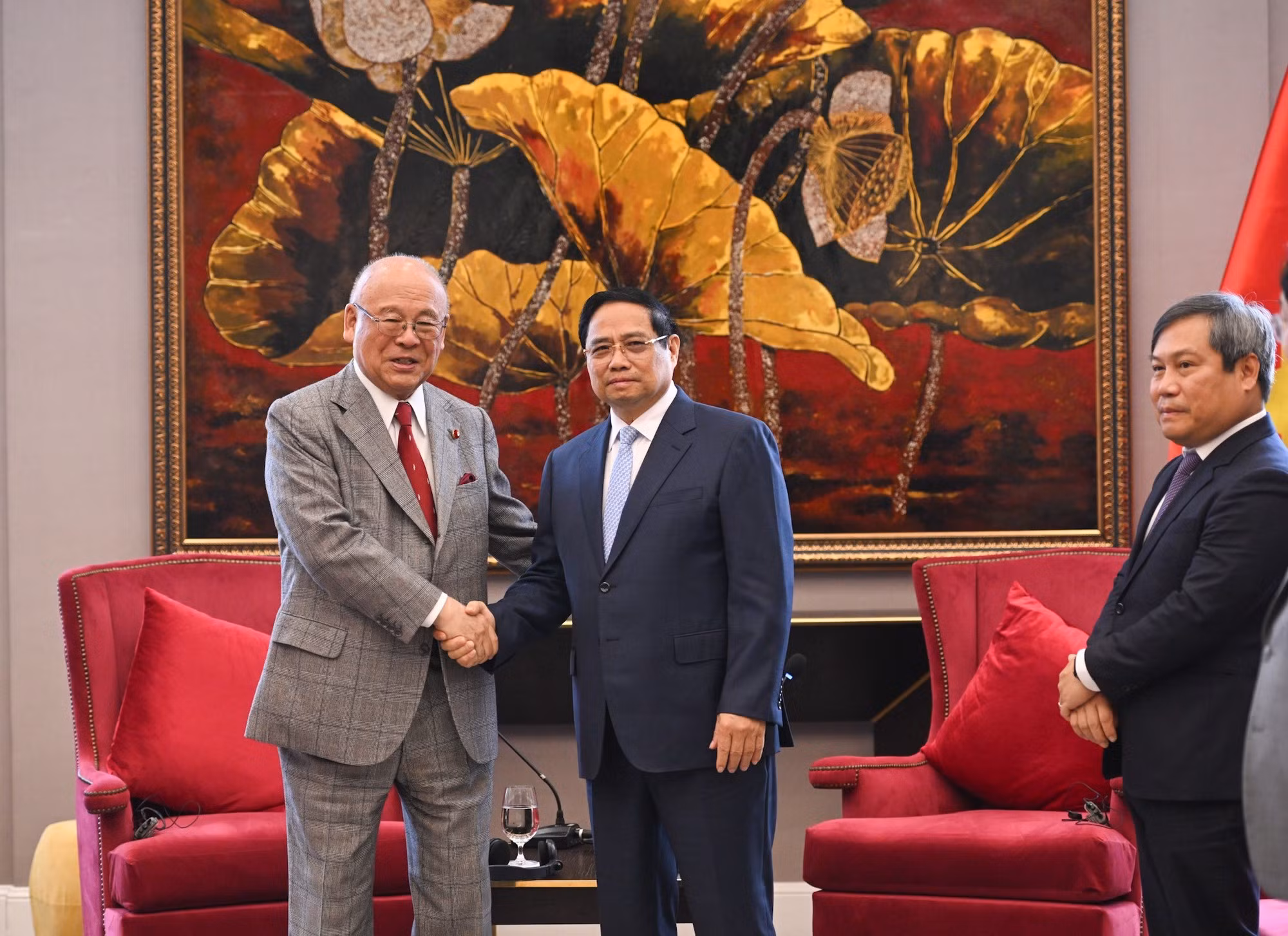 Le Premier ministre Pham Minh Chinh (à droite) et le conseiller spécial de l’Alliance parlementaire d’amitié Japon – Vietnam, Takebe Tsutomu, le 25 novembre à Quang Ninh. Photo : Tran Hai/NDEL