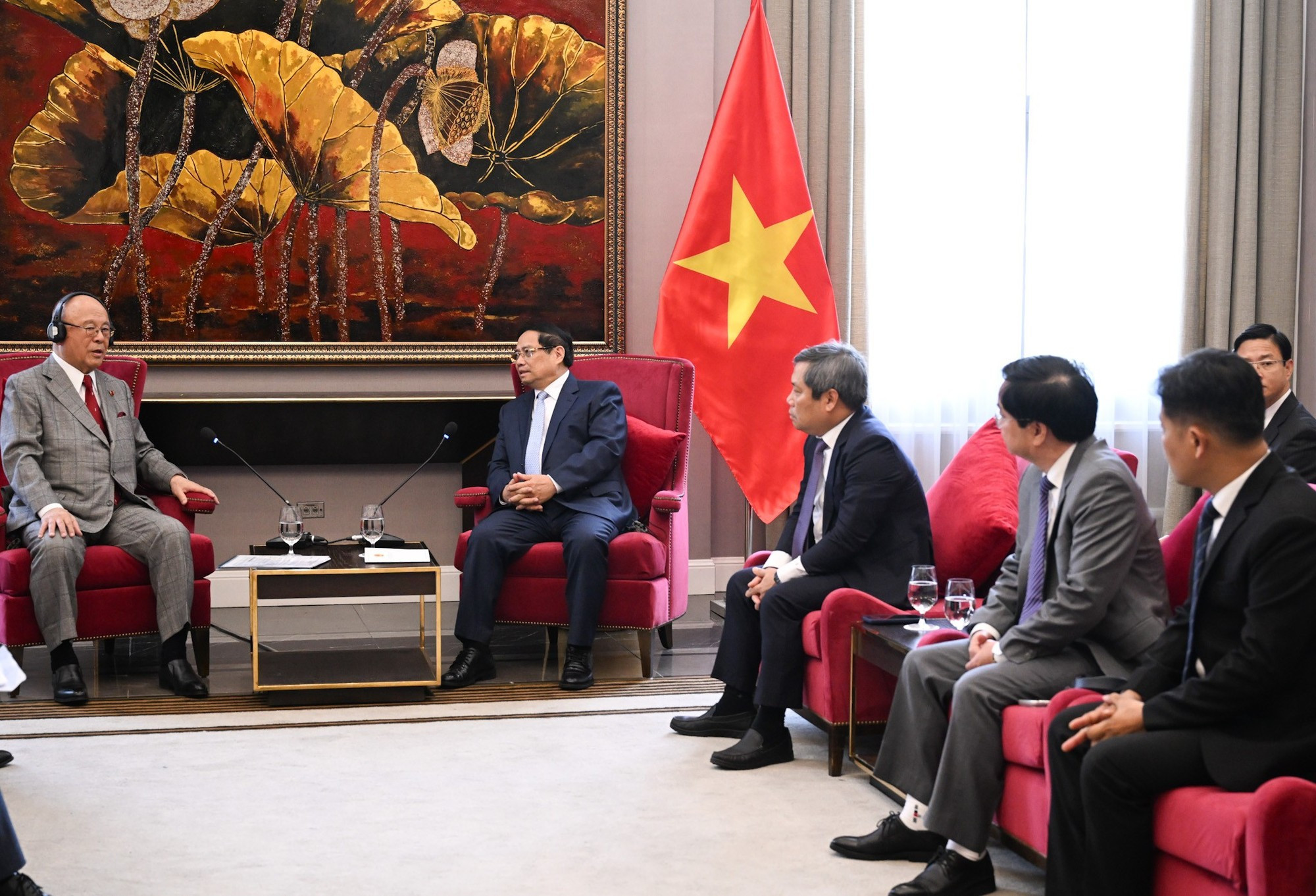 Vue générale de la rencontre entre le PM Pham Minh Chinh et le conseiller spécial de l’Alliance parlementaire d’amitié Japon - Vietnam, Takebe Tsutomu, le 25 novembre à Quang Ninh. Photo : Tran Hai/NDEL