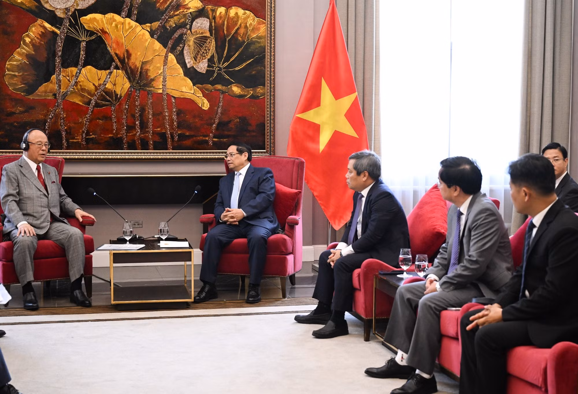 Vue générale de la rencontre entre le PM Pham Minh Chinh et le conseiller spécial de l’Alliance parlementaire d’amitié Japon - Vietnam, Takebe Tsutomu, le 25 novembre à Quang Ninh. Photo : Tran Hai/NDEL