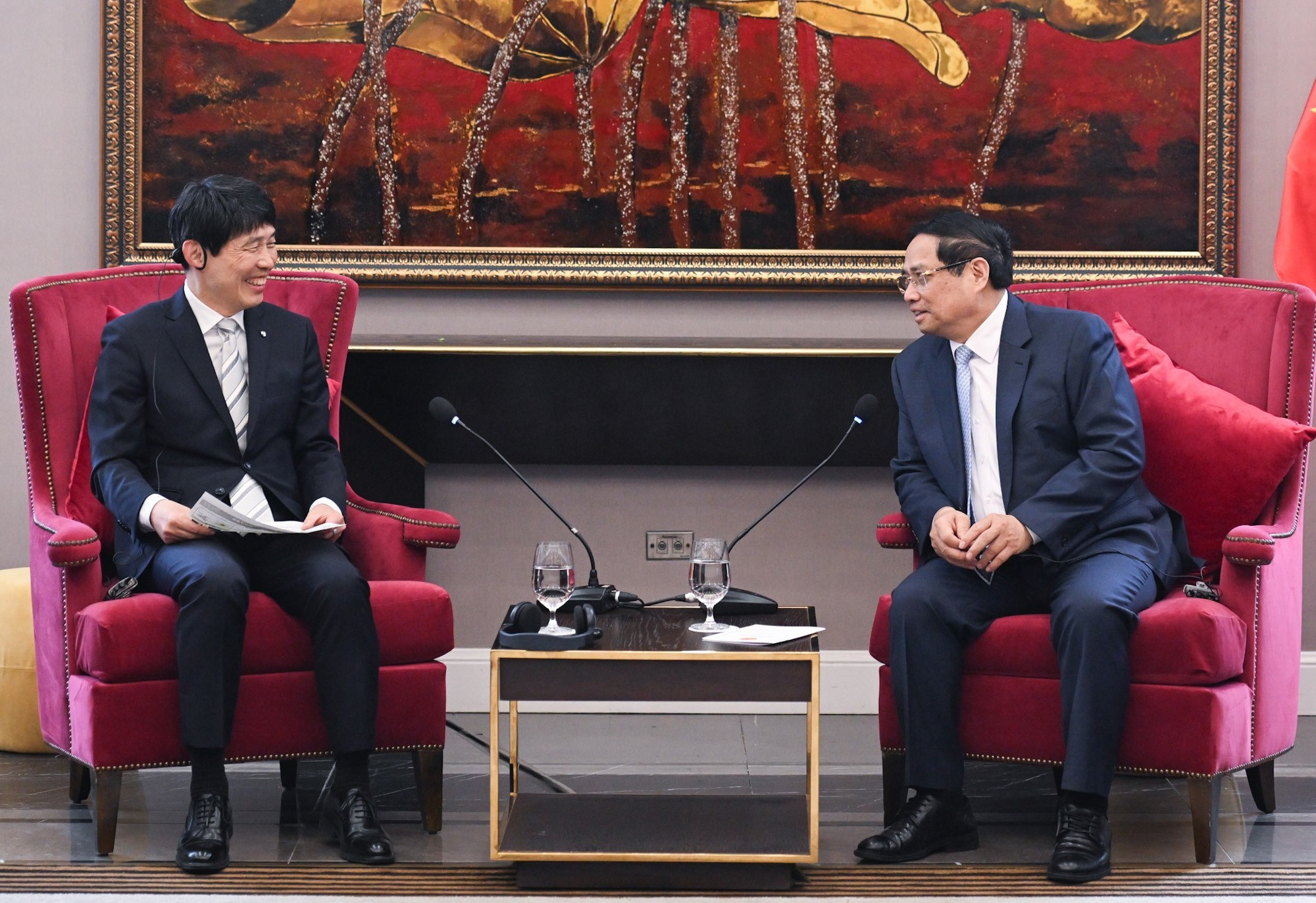 En recevant le gouverneur de Gunma - la préfecture compte 56 entreprises investissant au Vietnam et une communauté vietnamienne d’environ 16 000 personnes -, le PM Pham Minh Chinh a salué sa participation au Forum de coopération décentralisée Vietnam – Japon. Il a souligné que cet événement contribue à la concrétisation de l’accord conclu avec l’ancien Premier ministre japonais Ishiba Shigeru en avril 2025. Photo : Tran Hai/NDEL